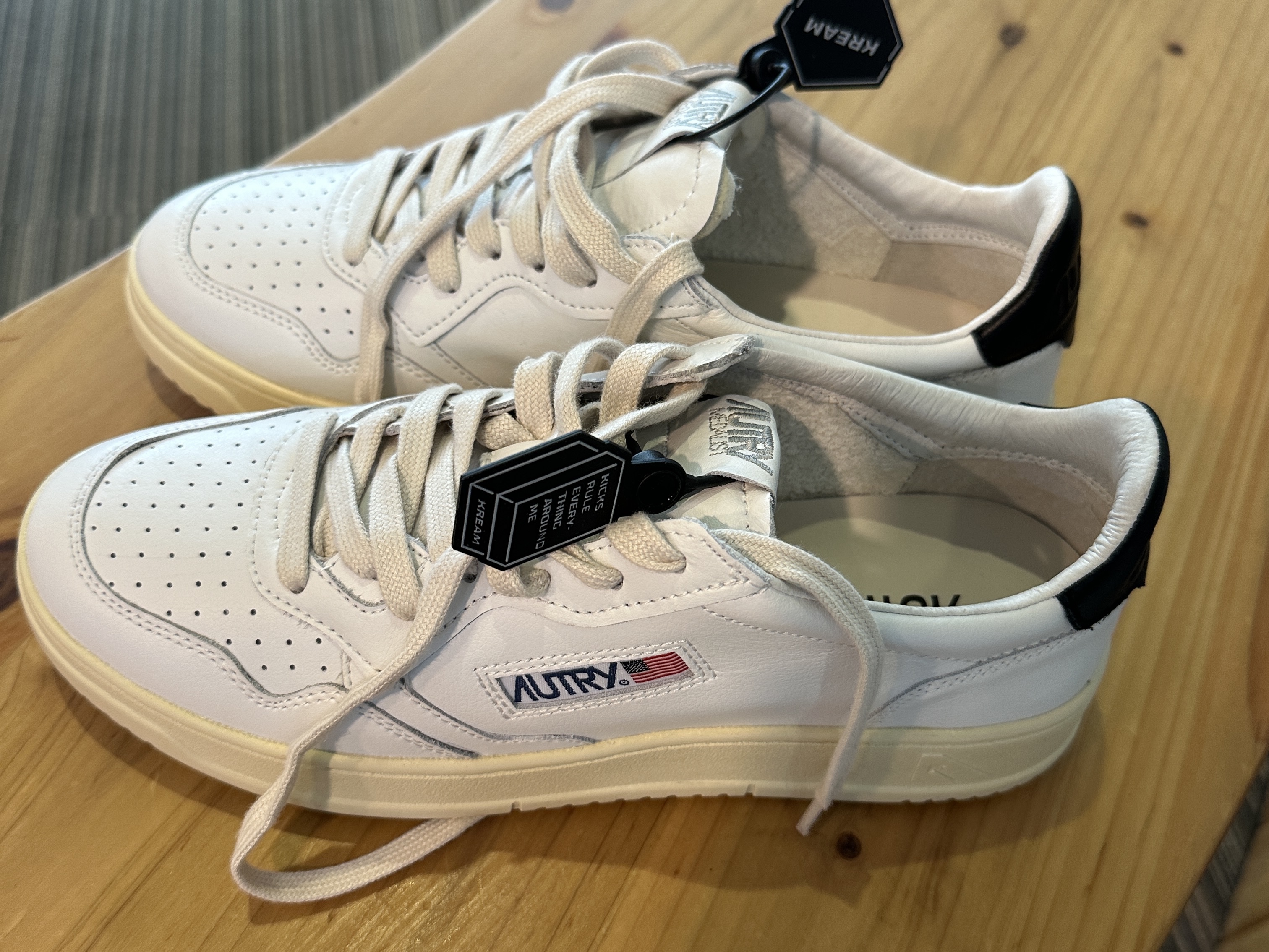 Autry Medalist Low Leather Sneakers White Black 착용 스타일