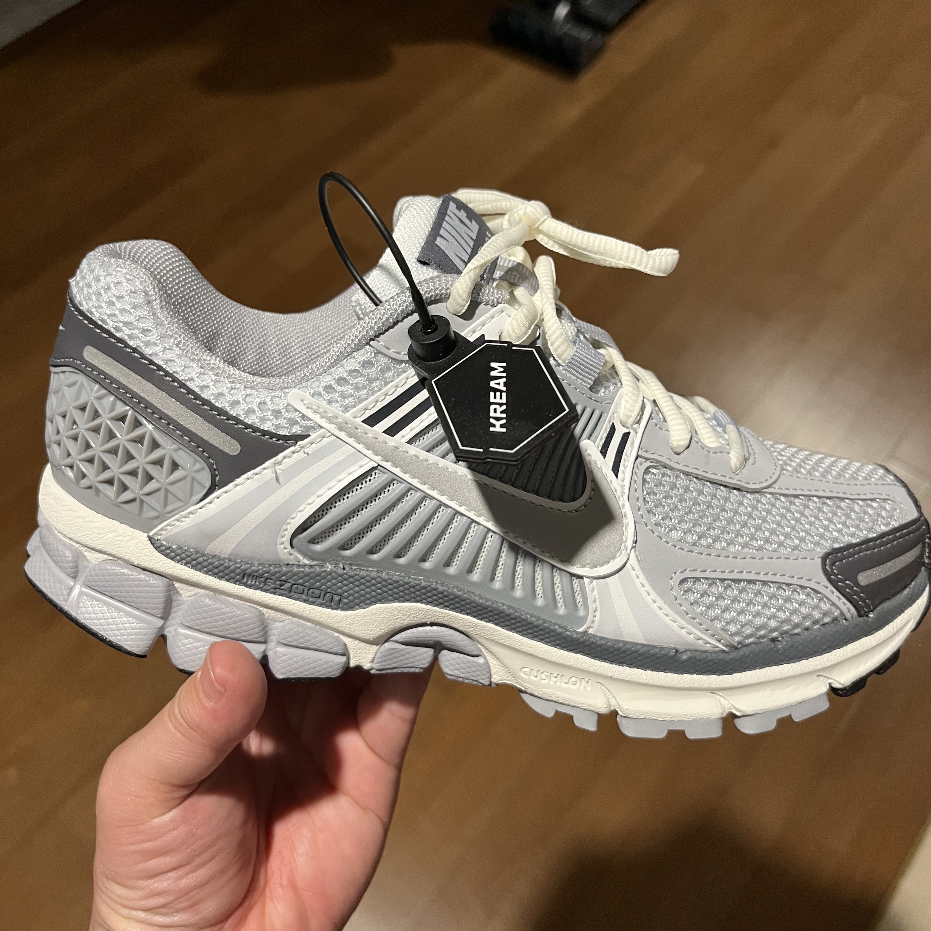 (W) Nike Zoom Vomero 5 Pure Platinum Metallic Silver 착용 스타일