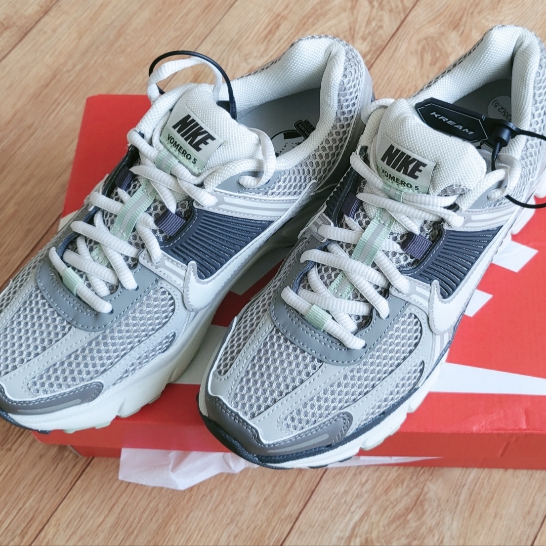 (W) Nike Zoom Vomero 5 Cobblestone and Flat Pewter 착용 스타일