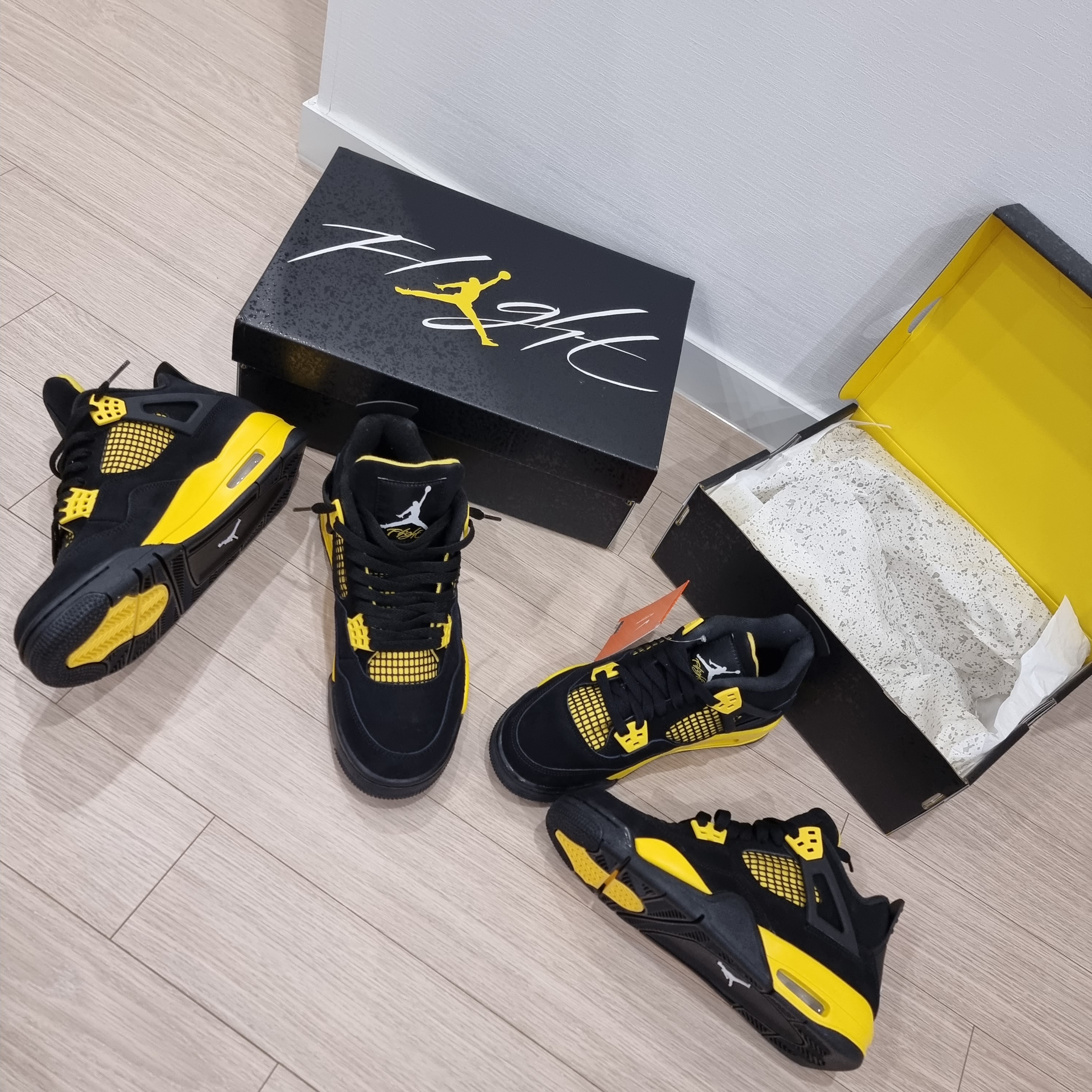Jordan 4 Retro Thunder 2023, (GS) Jordan 4 Retro Thunder 2023 착용 스타일