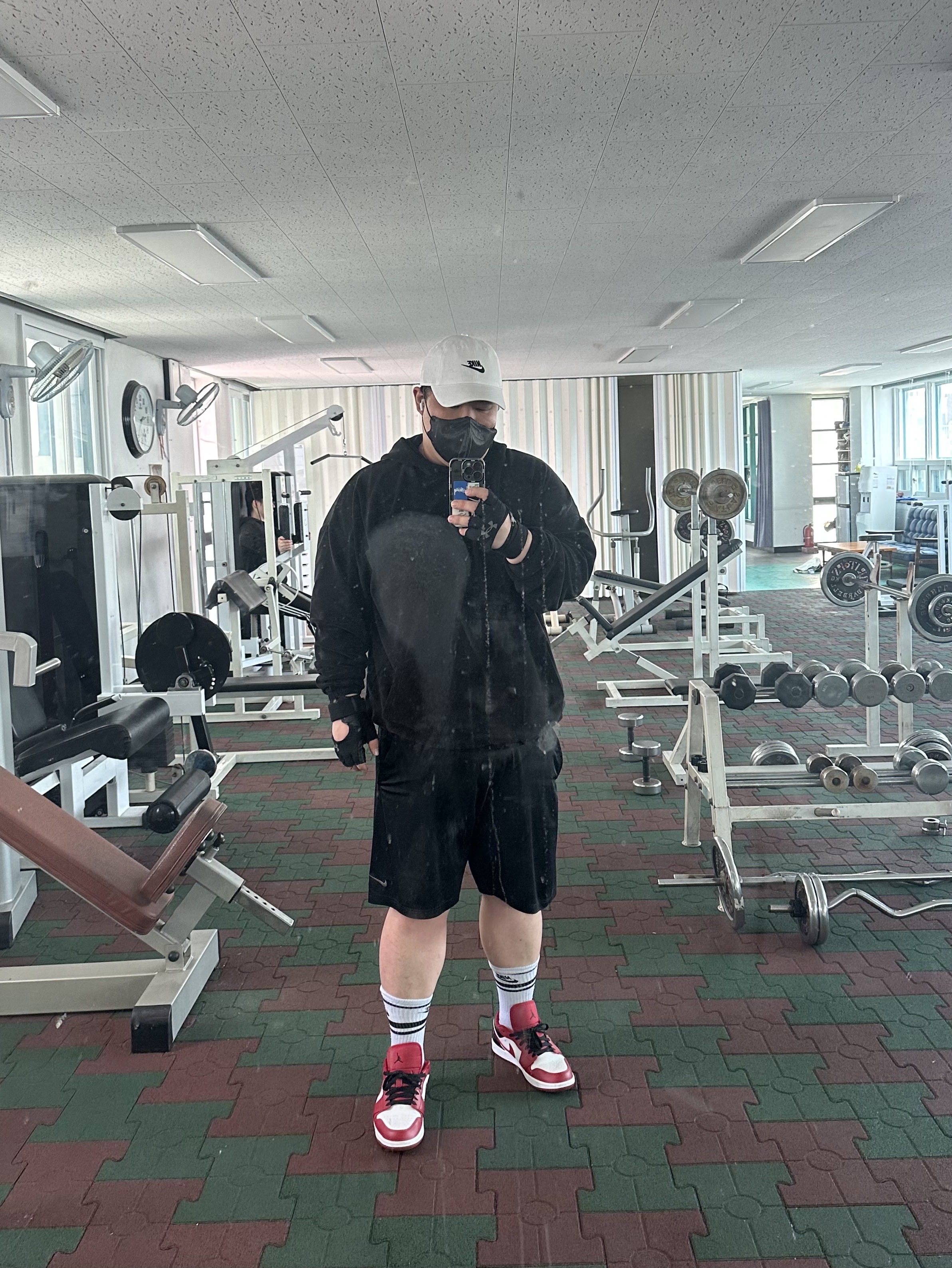 Jordan 1 Low Flyease Gym Red and Black, Apple iPhone 14 Pro 256GB Space Black (Korean Ver.) 착용 스타일