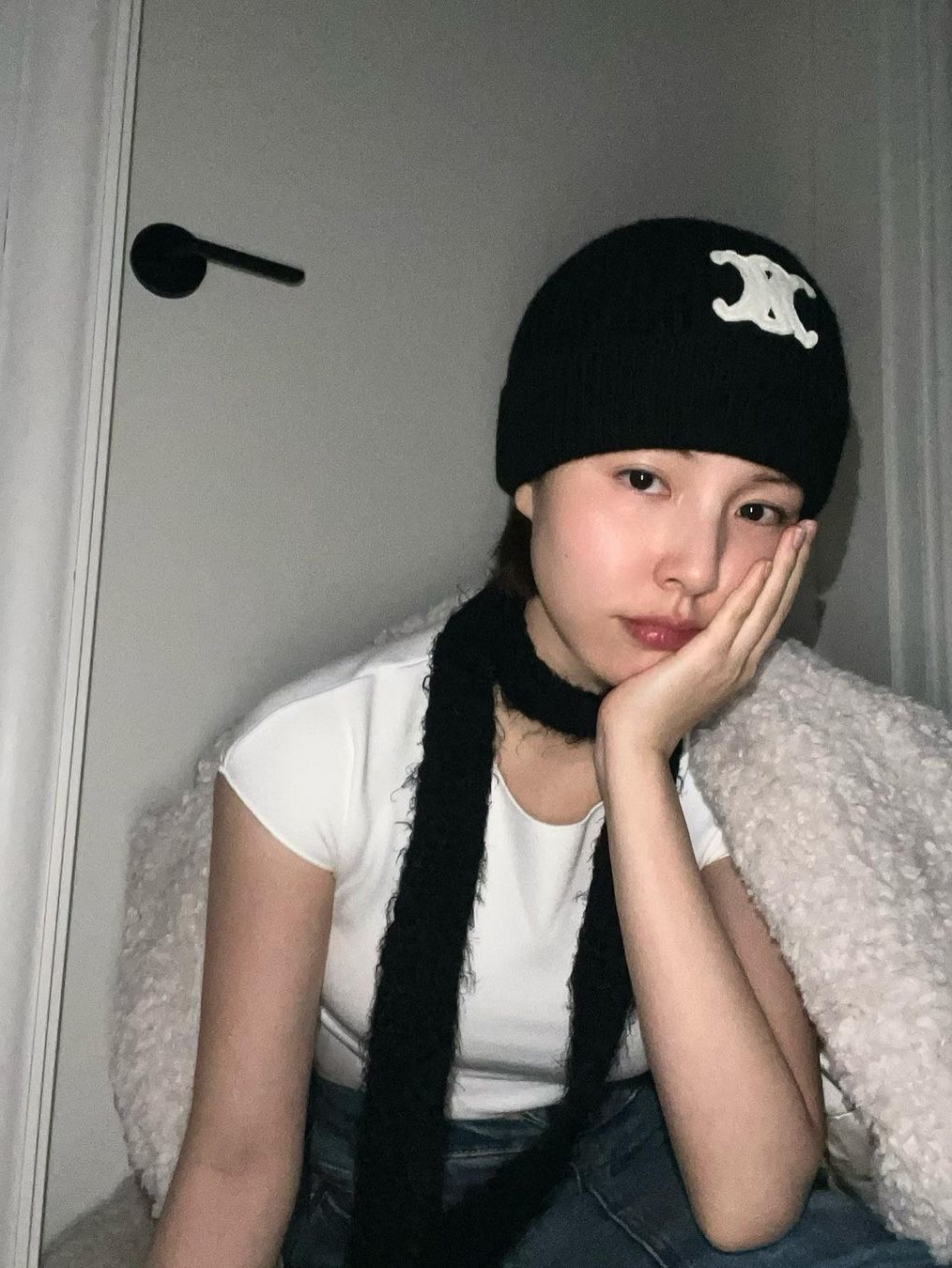 (W) Celine Triomphe Cloche Hat in Seamless Cashmere Black 착용 스타일