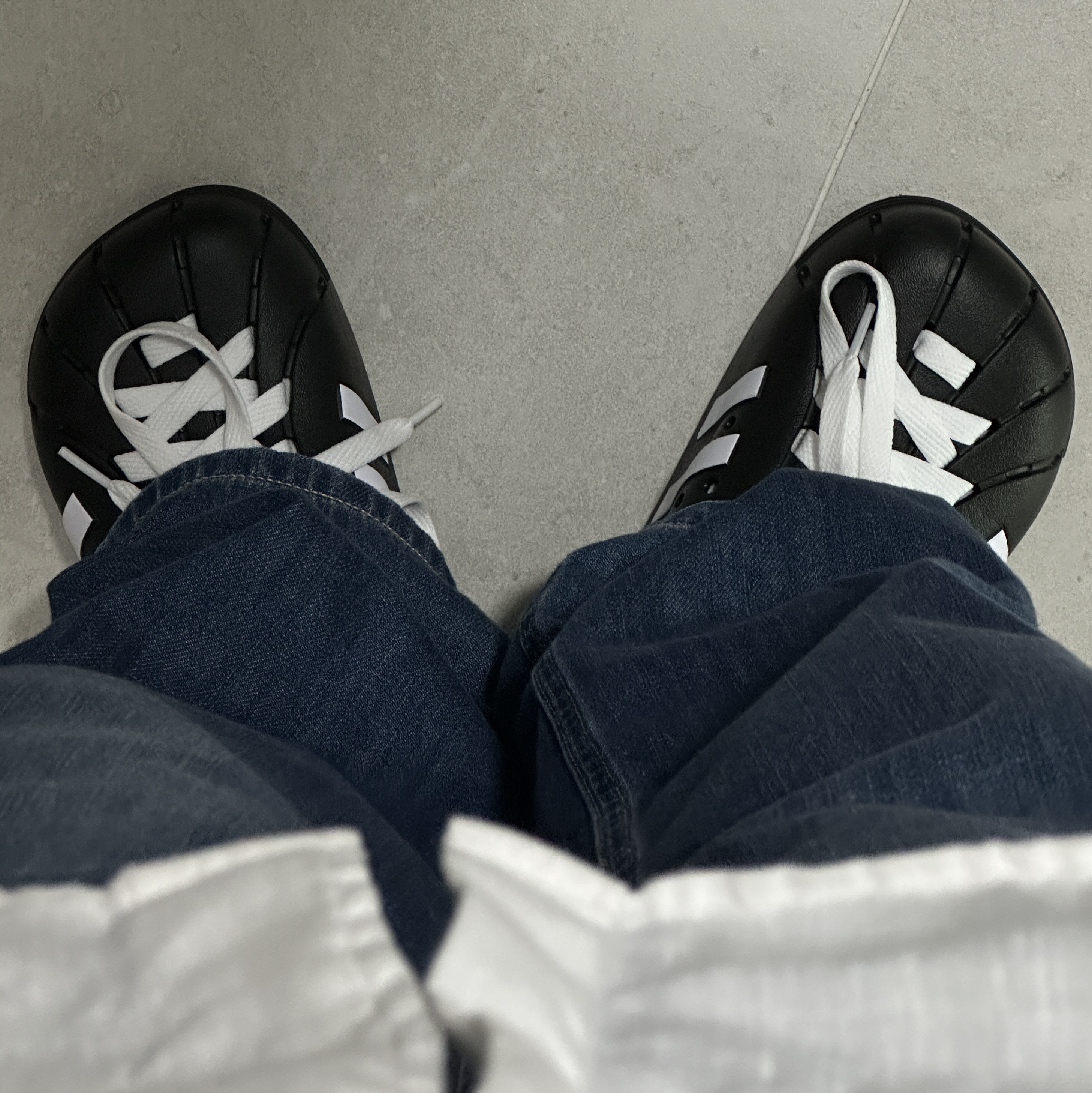 Adidas Adilette Clog Black White 착용 스타일 - 1