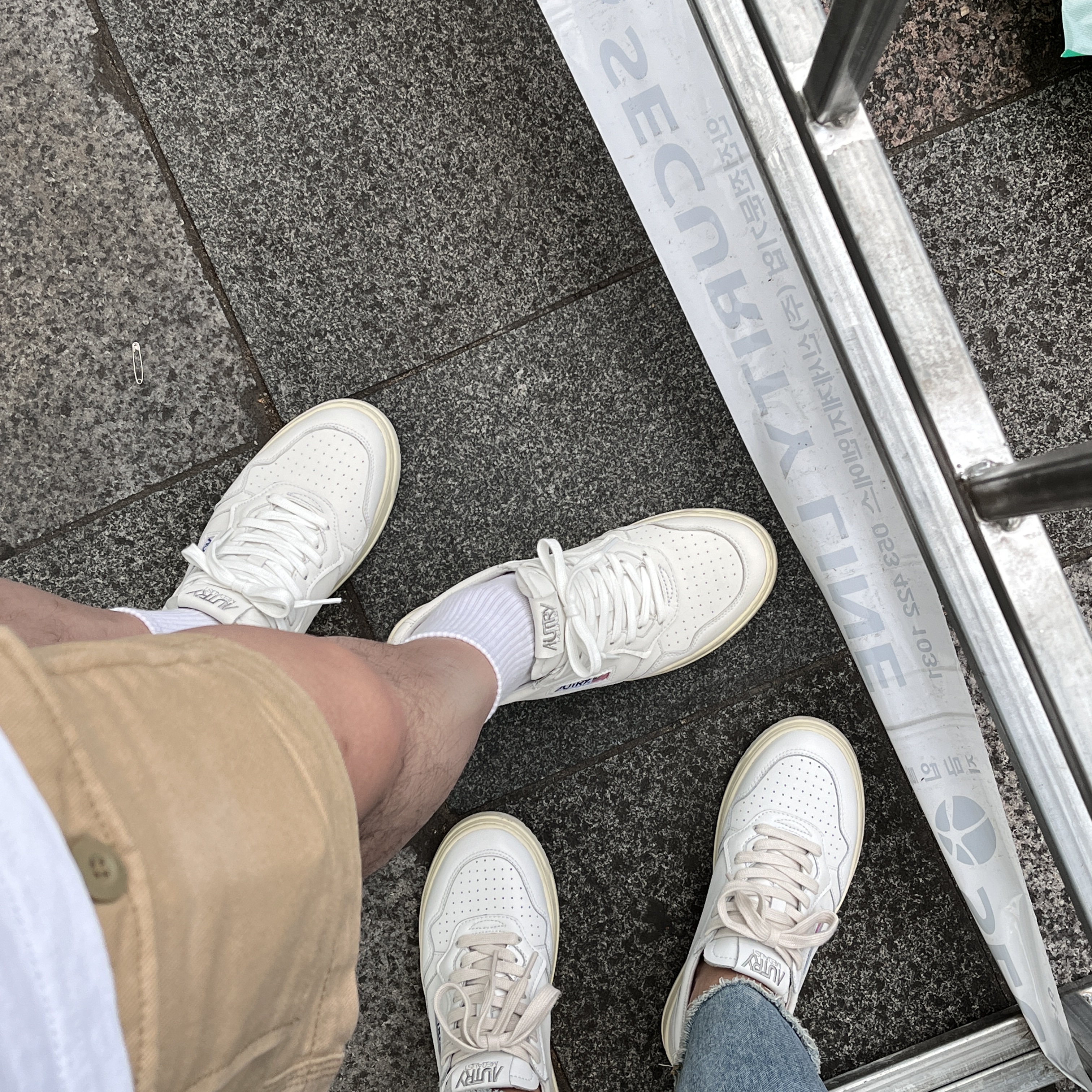 Autry Medalist Low Goatskin Sneakers White 착용 스타일
