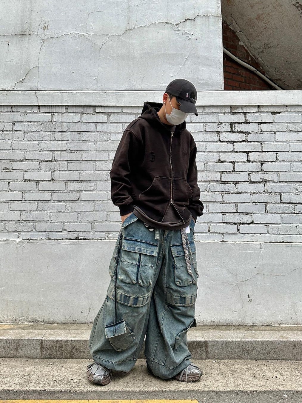 [KREAM 단독] Ourpas 030 Wide Cargo Denim Blue, Balenciaga 3XL Sneakers Worn Out Light Beige 착용 스타일 - 2