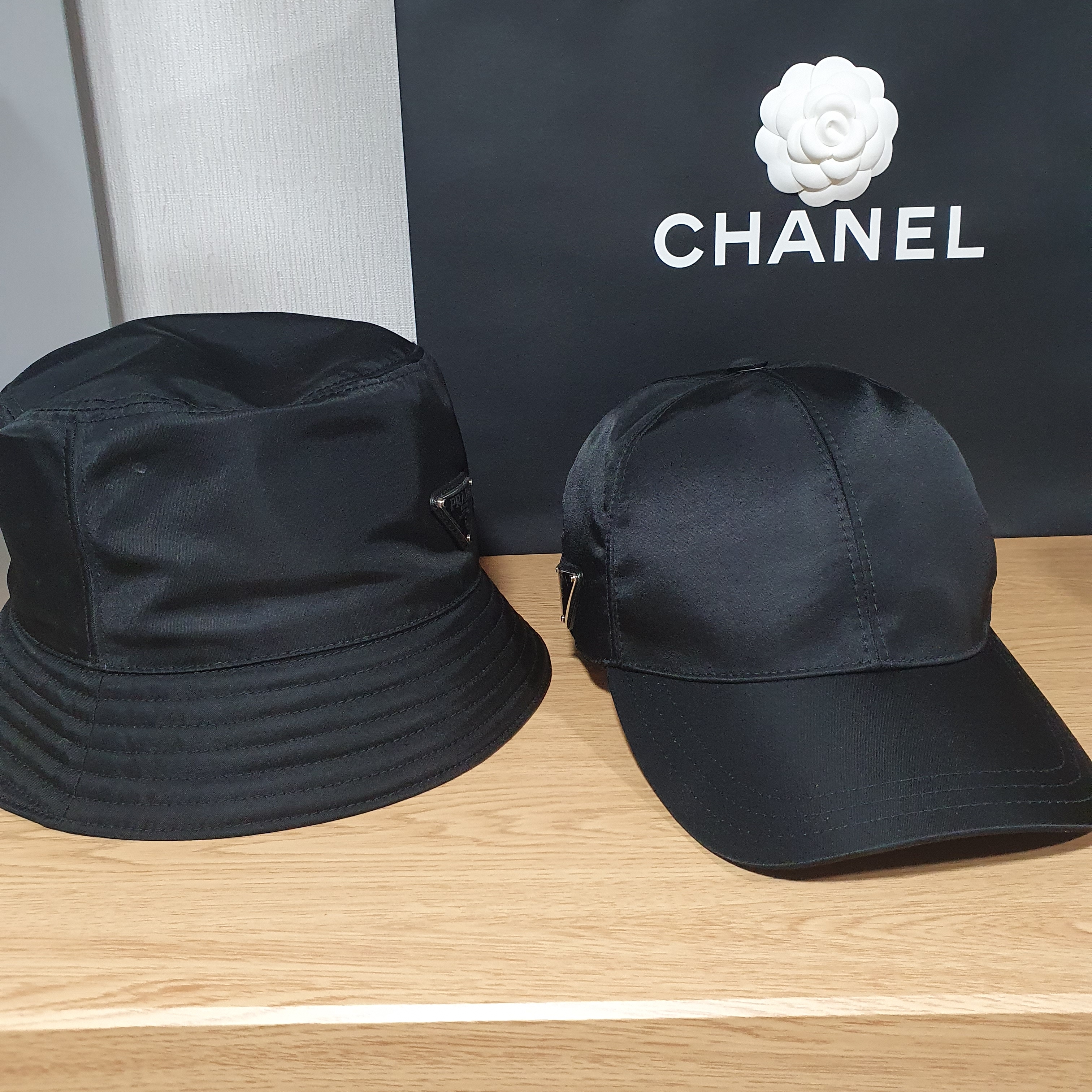 Prada Re-Nylon Baseball Cap Black 착용 스타일 - 2