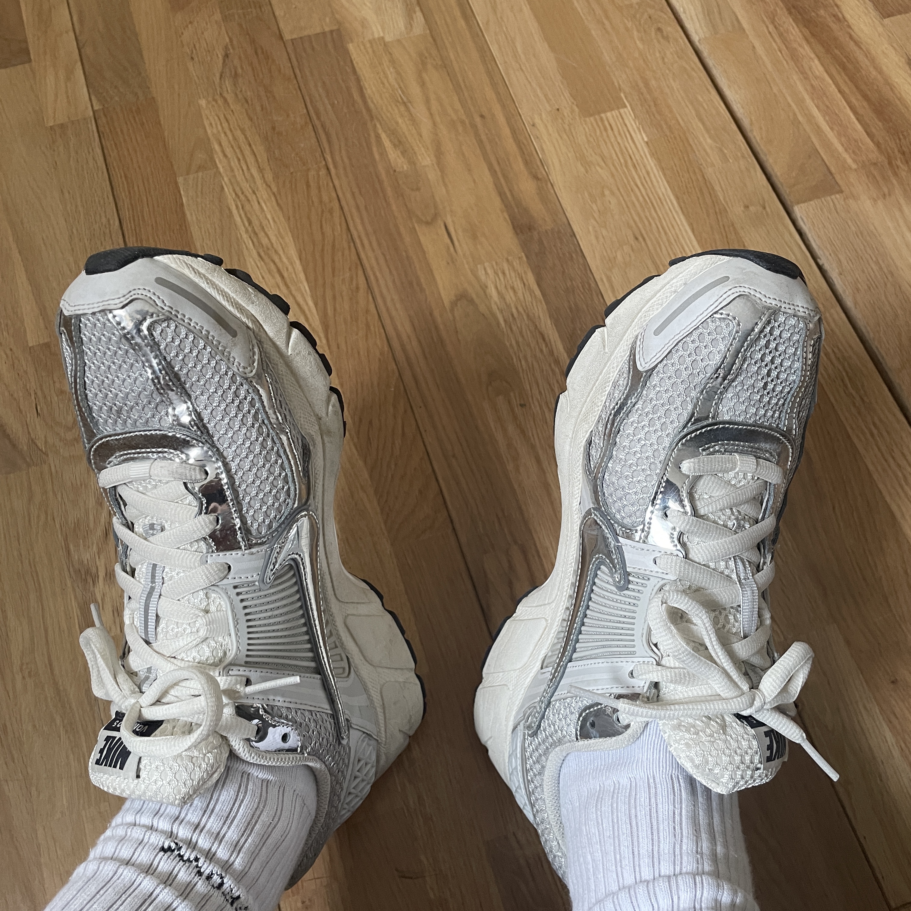 (W) Nike Zoom Vomero 5 Photon Dust and Metallic Silver 착용 스타일