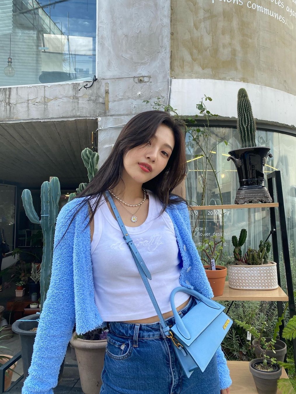 Jacquemus Le Chiquito Long Signature Handbag Light Blue 착용 스타일