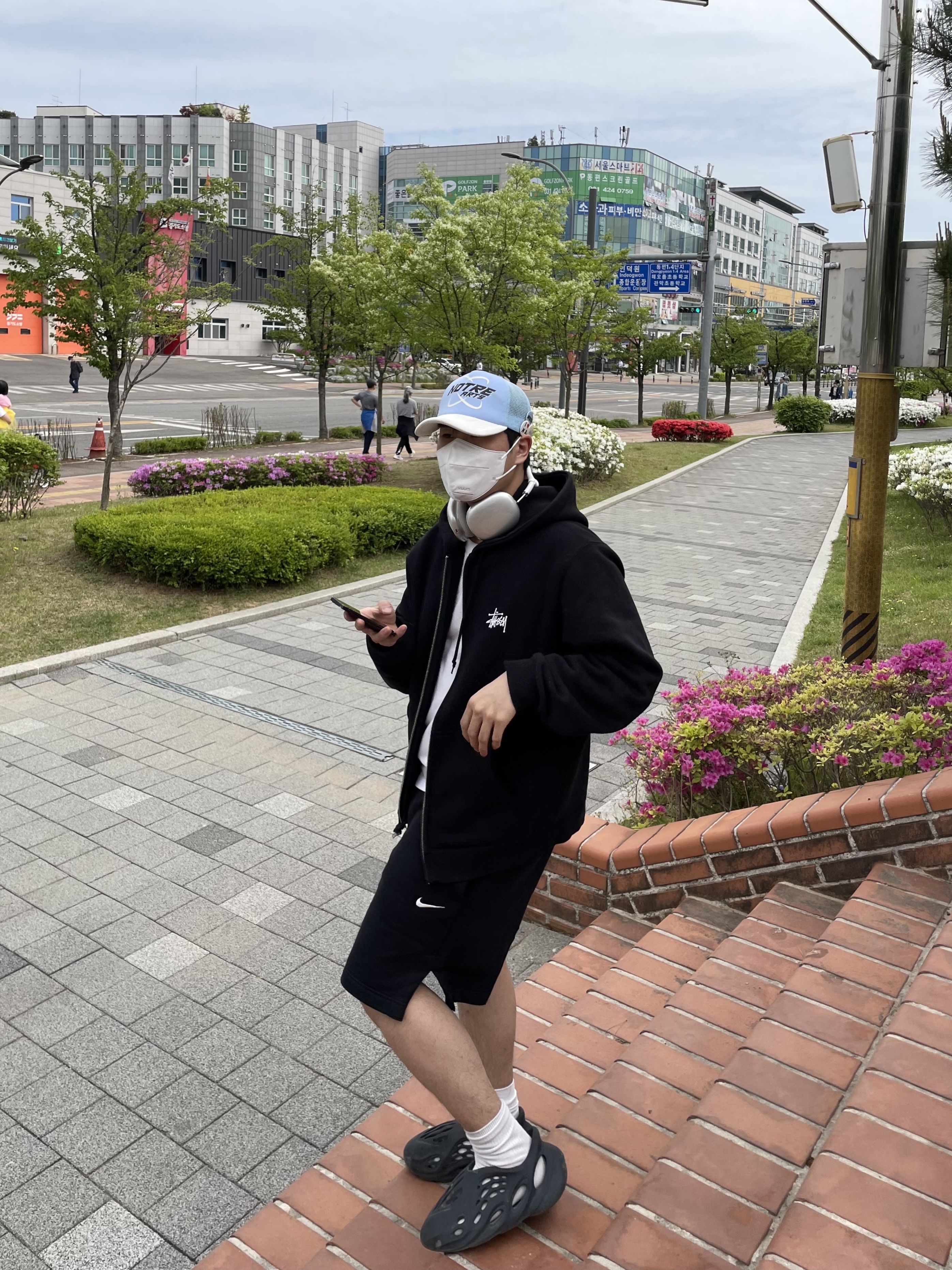 Adidas Yeezy Foam RNNR Mineral Blue, Apple AirPods Max Lightning Silver (Korean Ver.) 착용 스타일 - 2