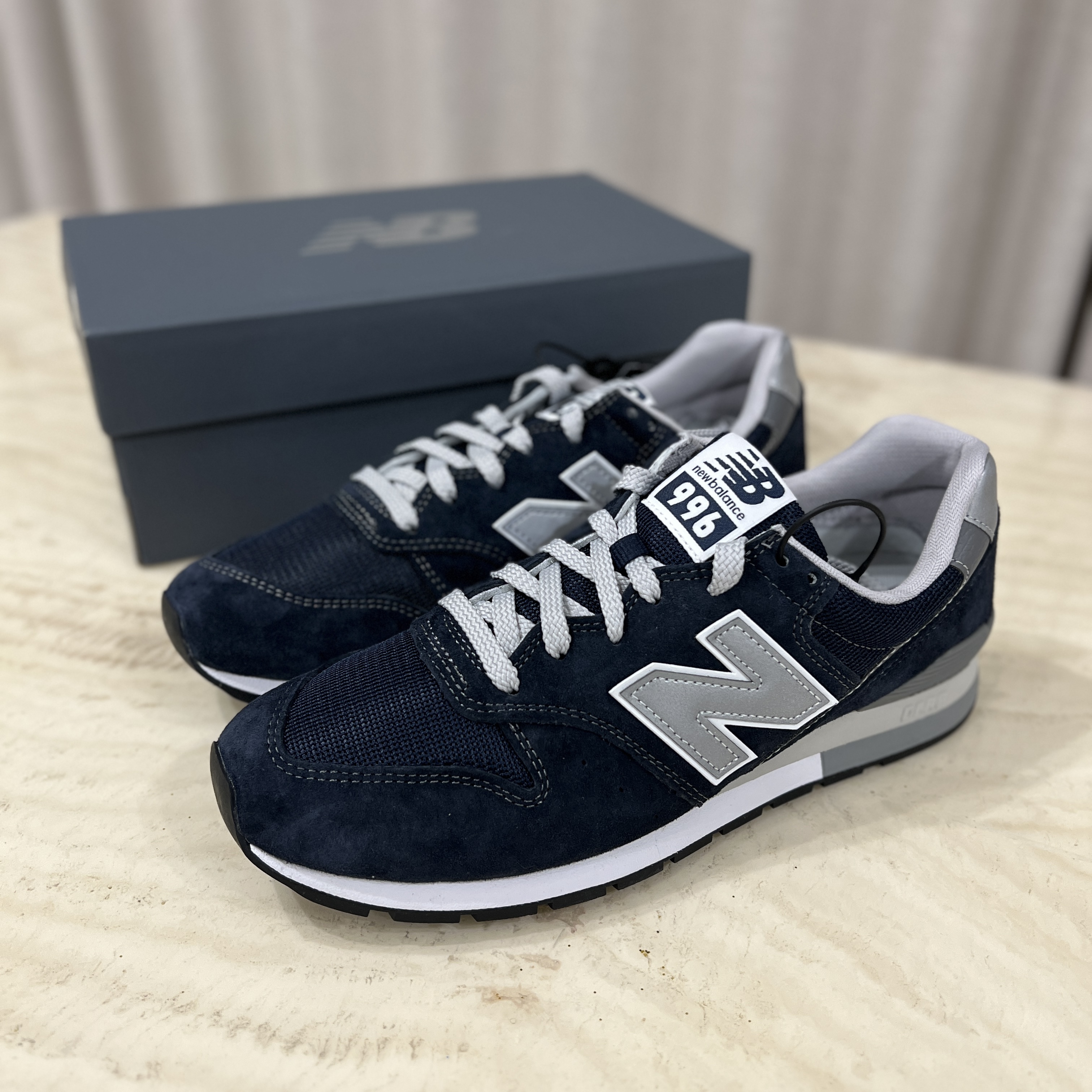 New Balance 996 Navy Silver 착용 스타일