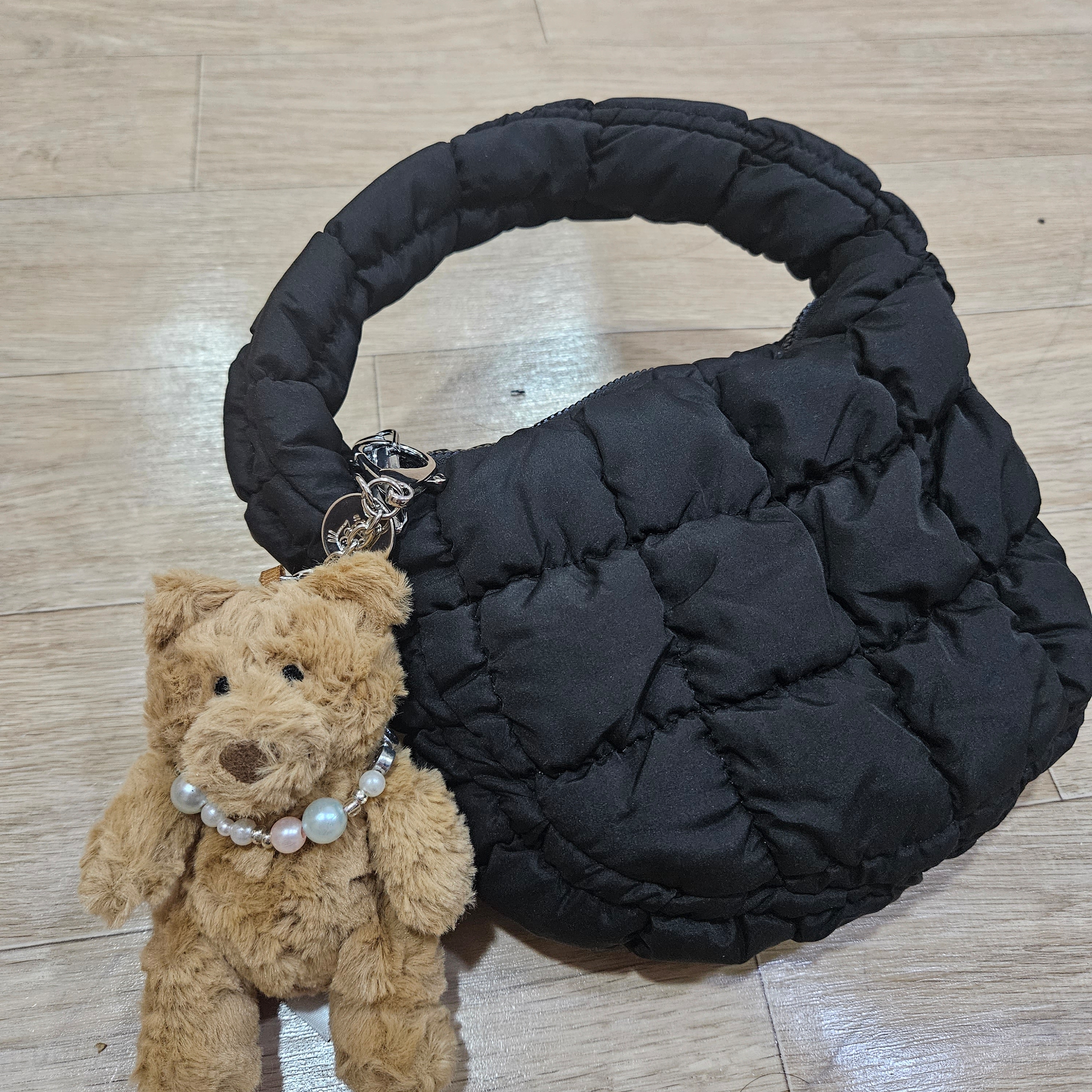 Jellycat Bartholomew Bear Bag Charm Brown 착용 스타일