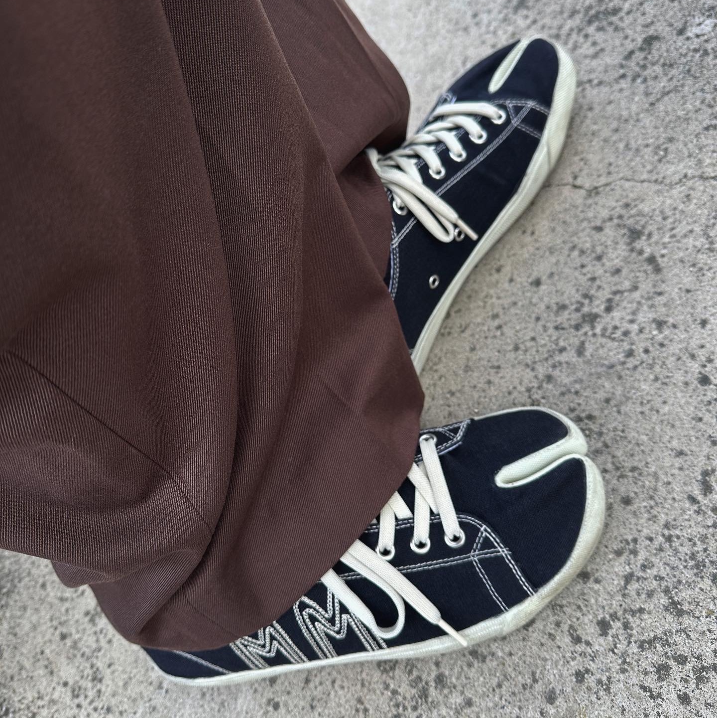 Maison Margiela Tabi Low Stitch MM Logo Black Ecru 착용 스타일 - 3