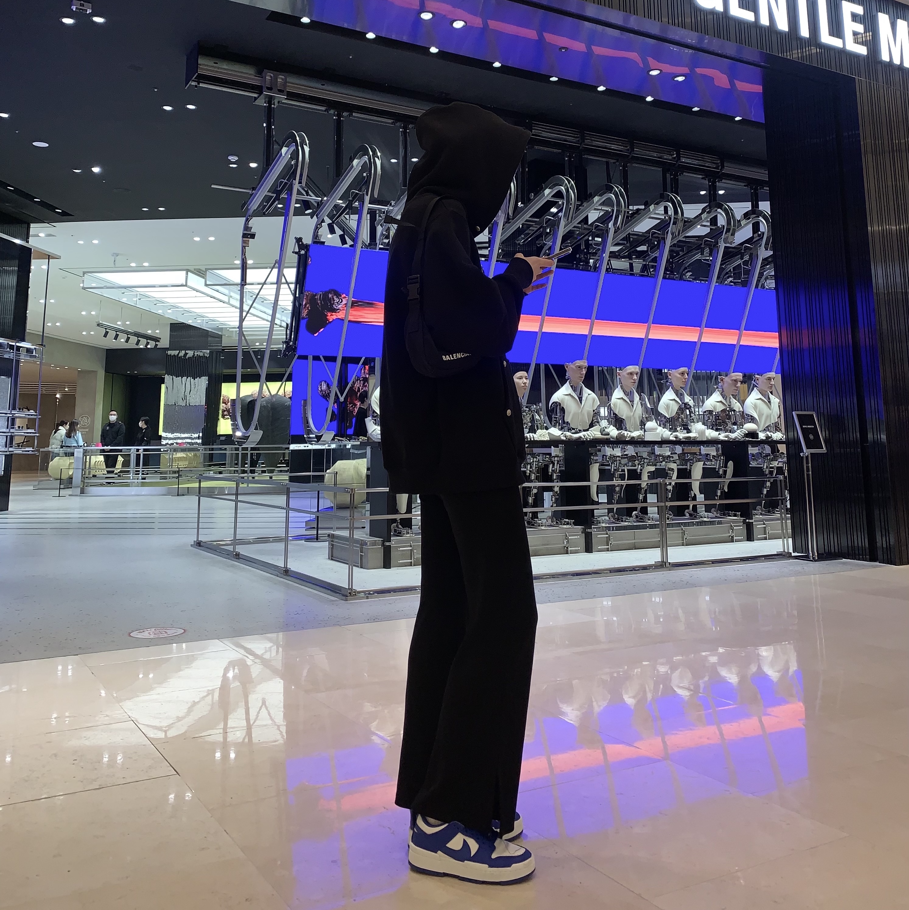 Balenciaga Wheel Sling Shoulder Bag Black, (W) Nike Dunk Low Disrupt Game Royal 착용 스타일