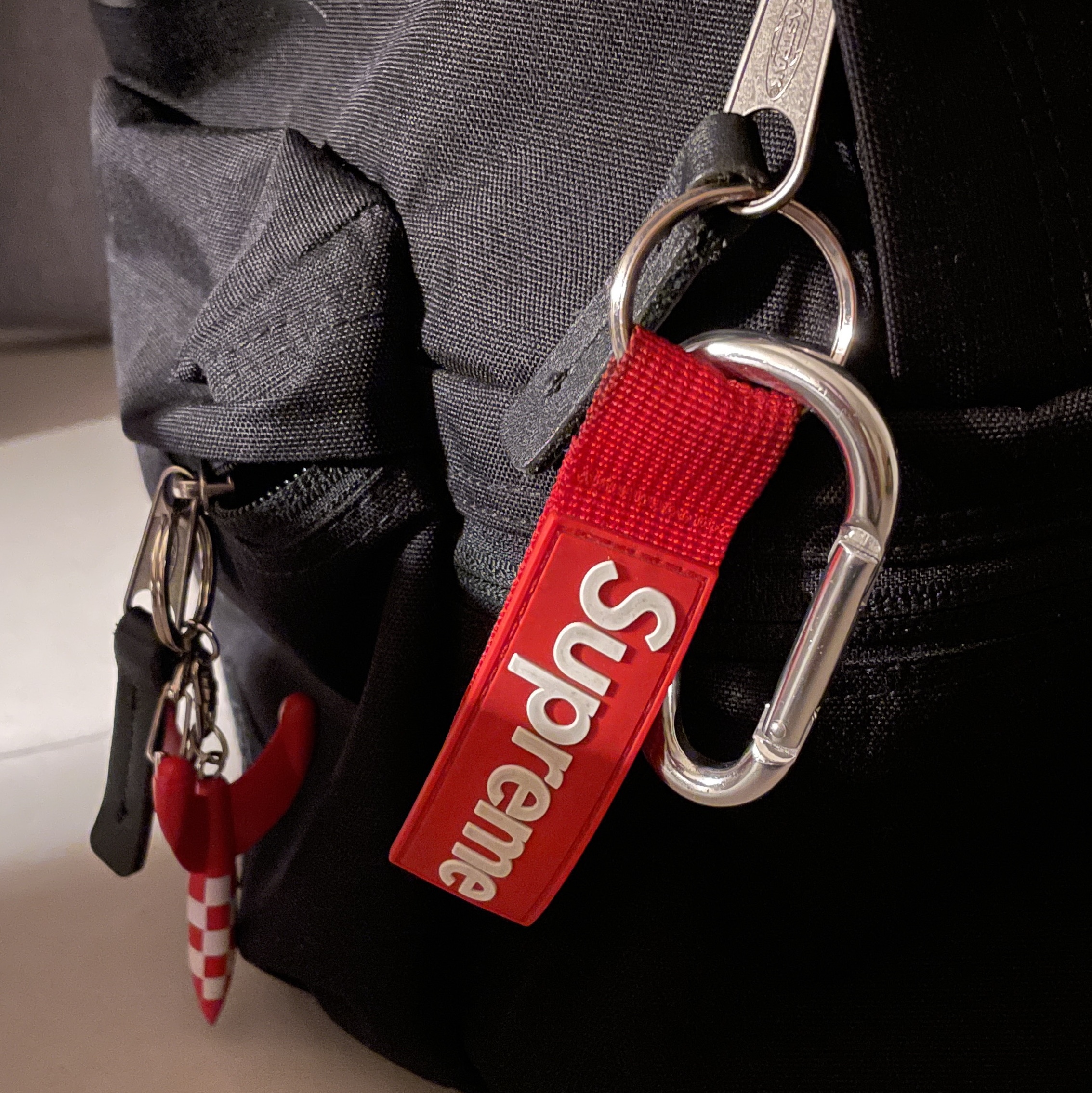 Supreme Webbing Keychain Red - 20FW 착용 스타일