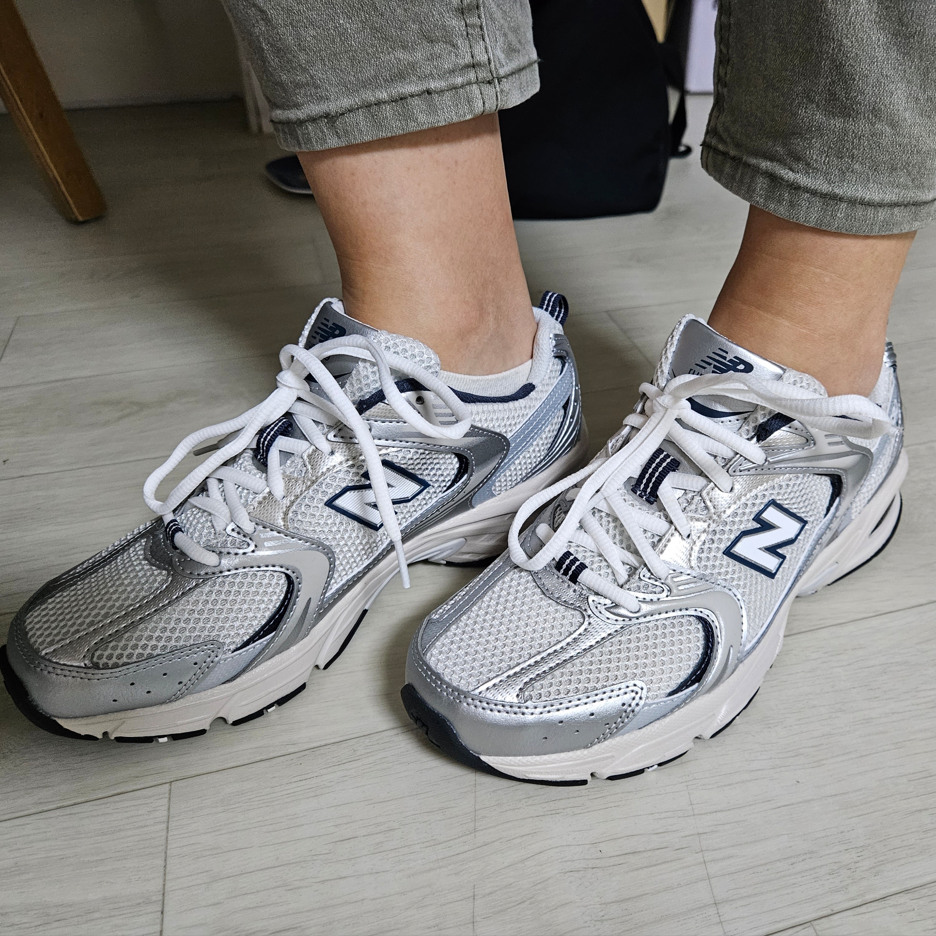 New Balance 530 Steel Grey 착용 스타일 - 1