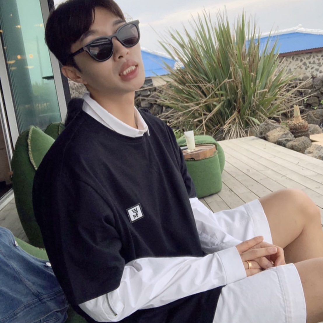 Wooyoungmi White Back Logo T-Shirt Black - 22FW 착용 스타일