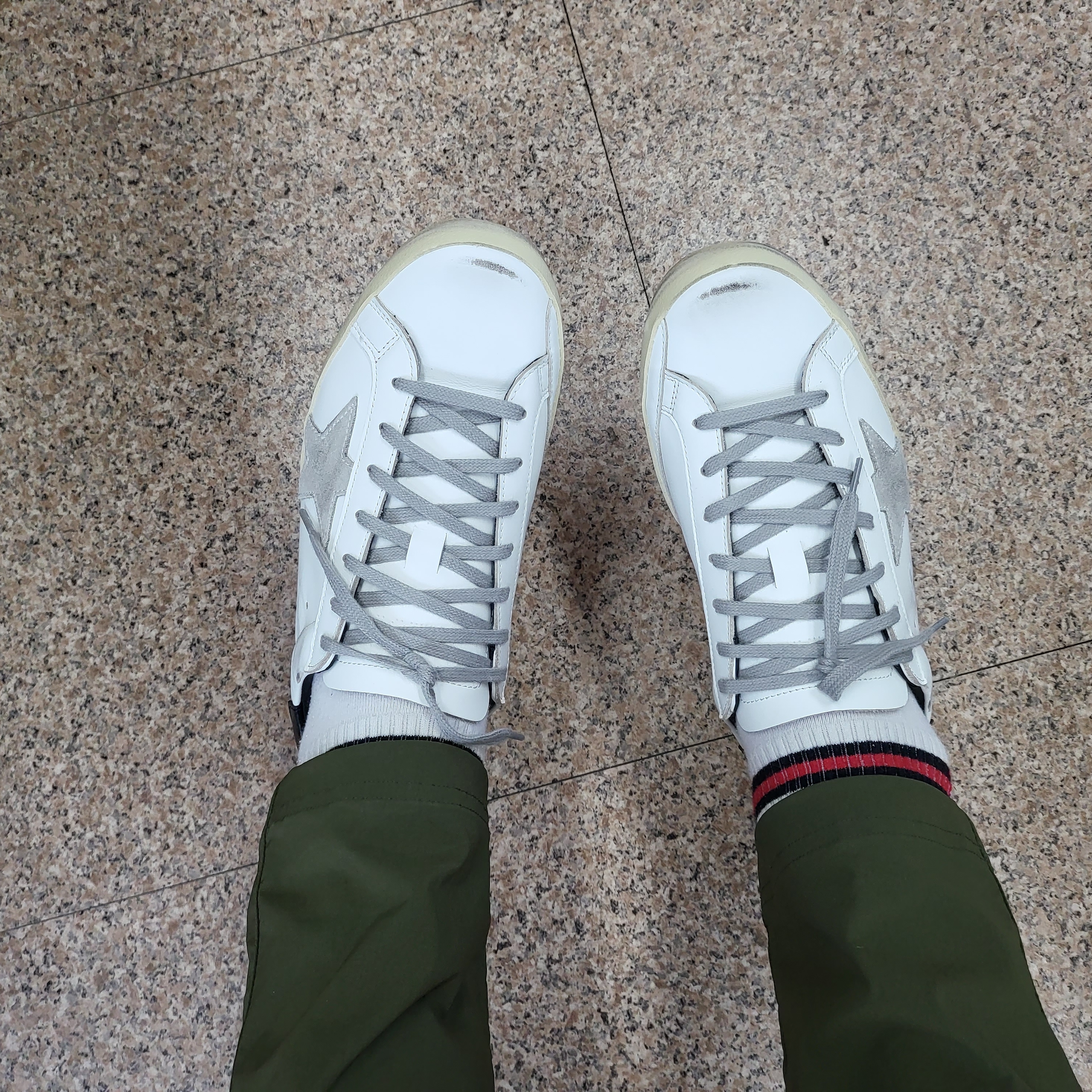 Golden Goose Superstar White Black Heel Tab Sneakers 착용 스타일 - 5