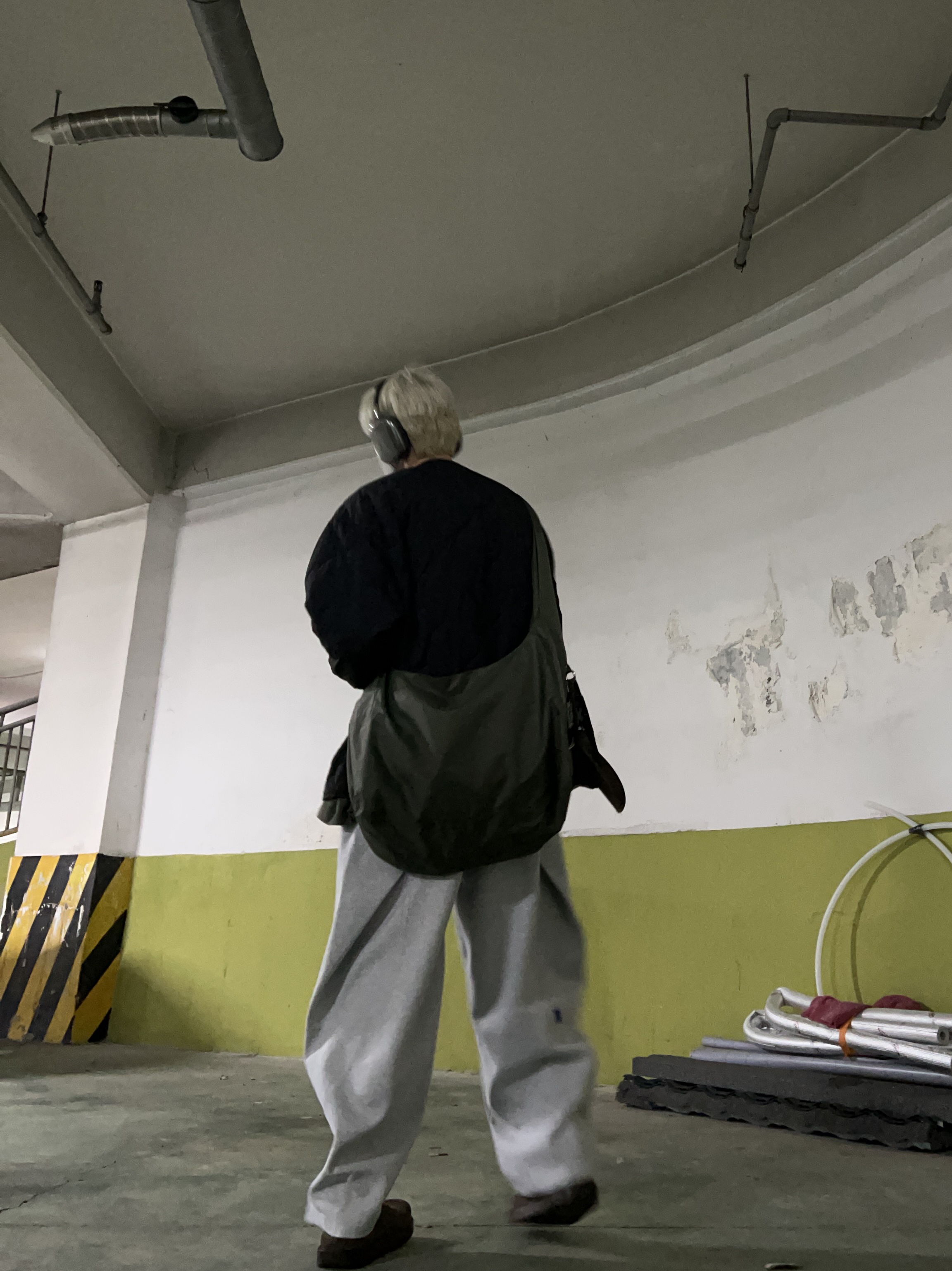 Apple AirPods Max Lightning Space Gray (Korean Ver.), Zara x Ader Error Jogger Pants Grey 착용 스타일