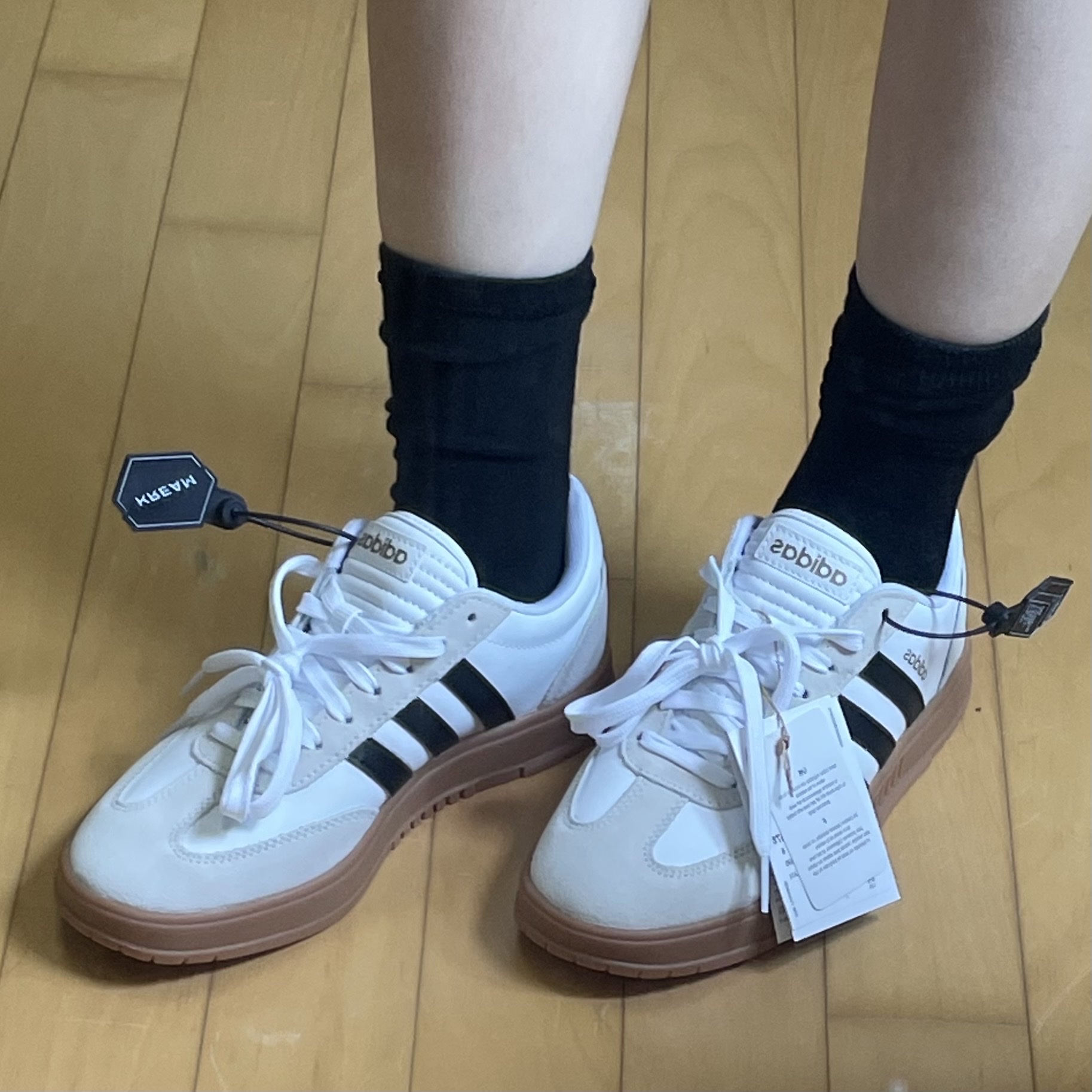 Adidas Gradas White Core Black 착용 스타일