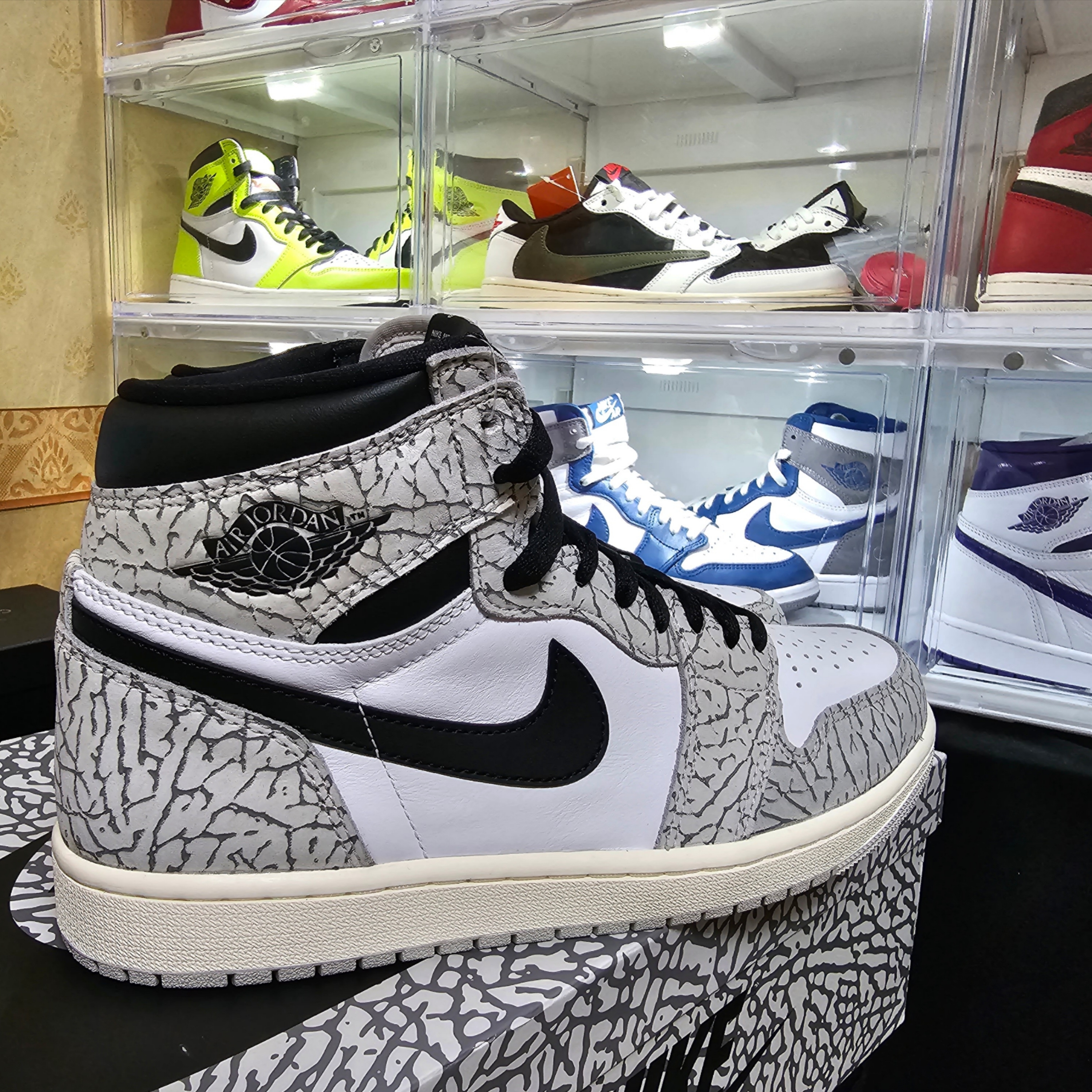 Jordan 1 Retro High OG White Cement, (W) Jordan 1 x Travis Scott Retro Low OG SP Medium Olive 착용 스타일 - 4