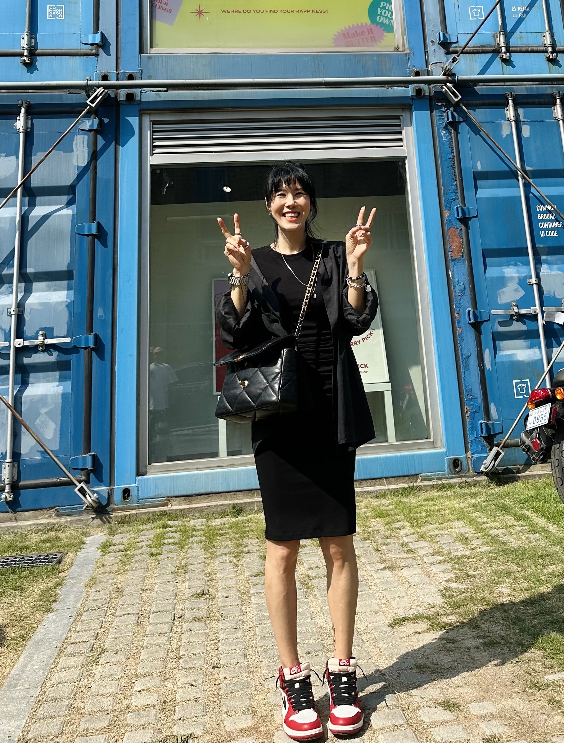샤넬 19 라지 핸드백 고트스킨 & 골드 메탈 블랙, 조던 1 레트로 하이 OG 시카고 2022 착용 스타일 - 1