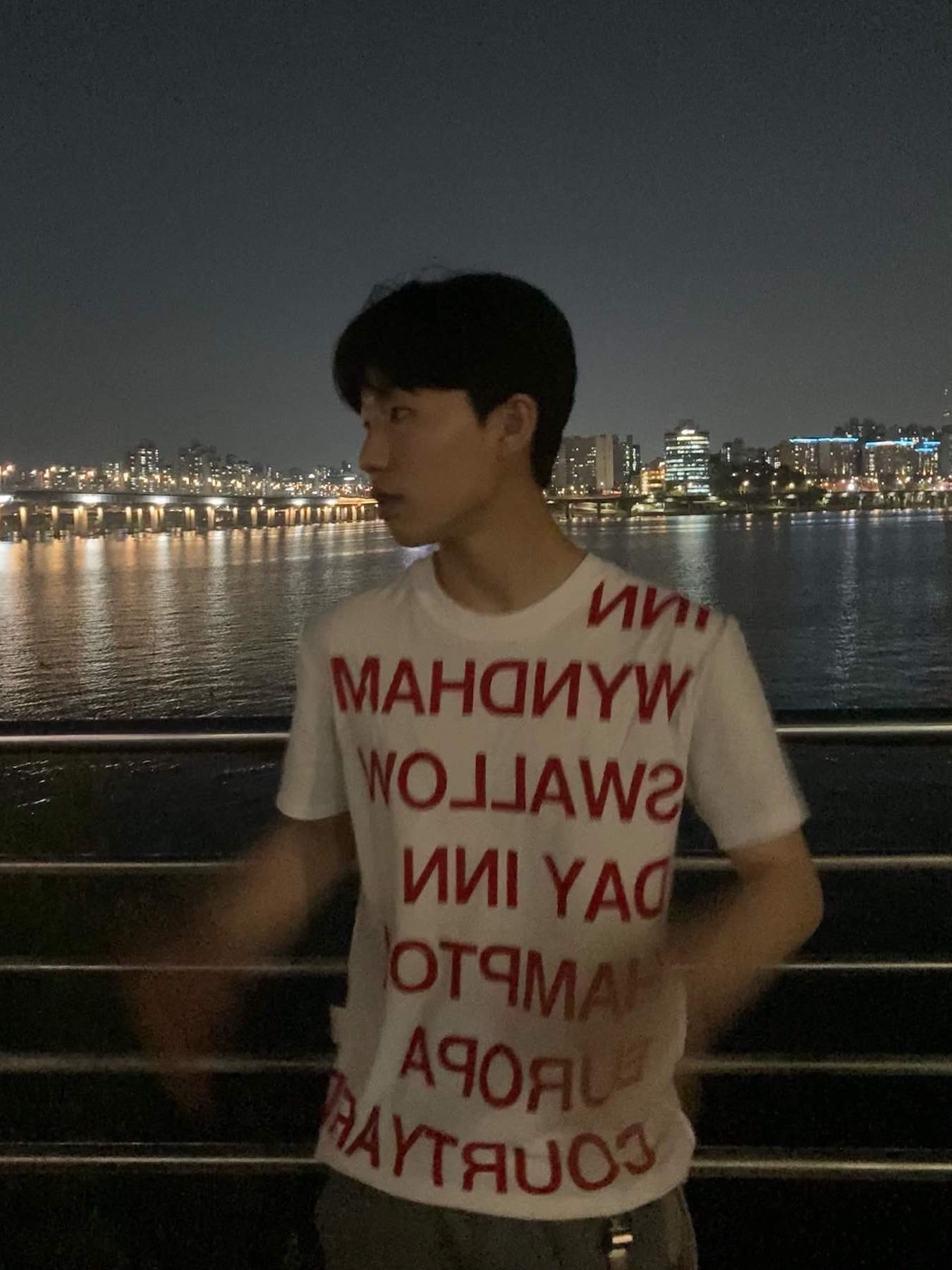 [KREAM 단독] Safarispot Highway Inn T-Shirt White Red, Softoffice Community Cap - Black 착용 스타일 - 1