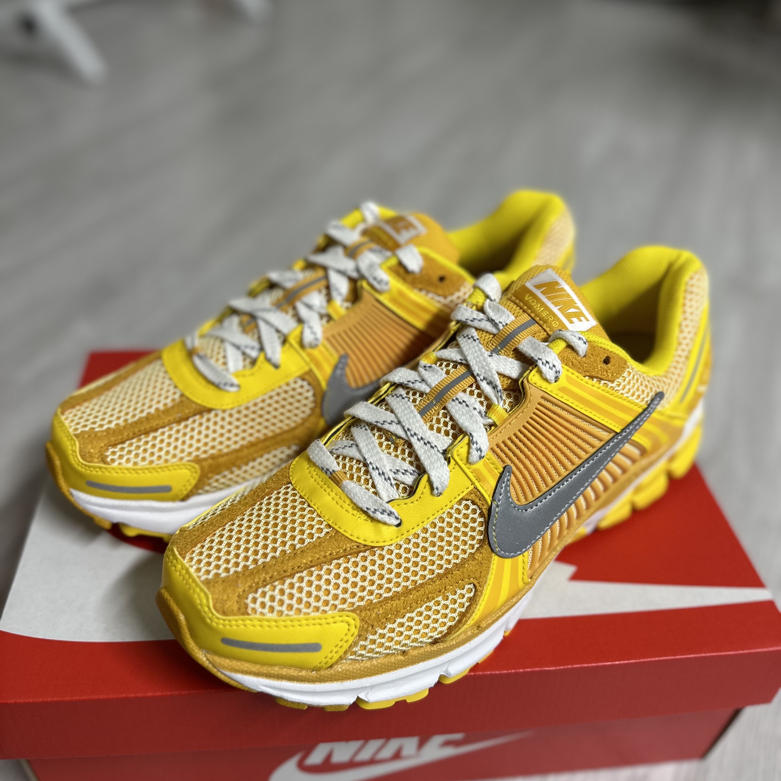 Nike Zoom Vomero 5 Yellow Ochre, Nike Zoom Vomero 5 Mystic Navy and Worn Blue 착용 스타일 - 1