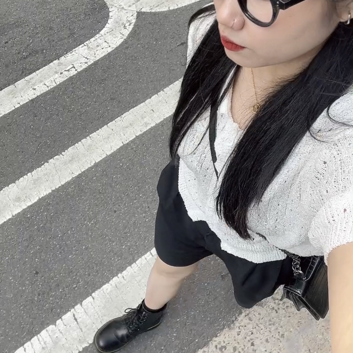 닥터마틴 1460 나파 레더 레이스업 부츠 블랙 착용 스타일 - 2
