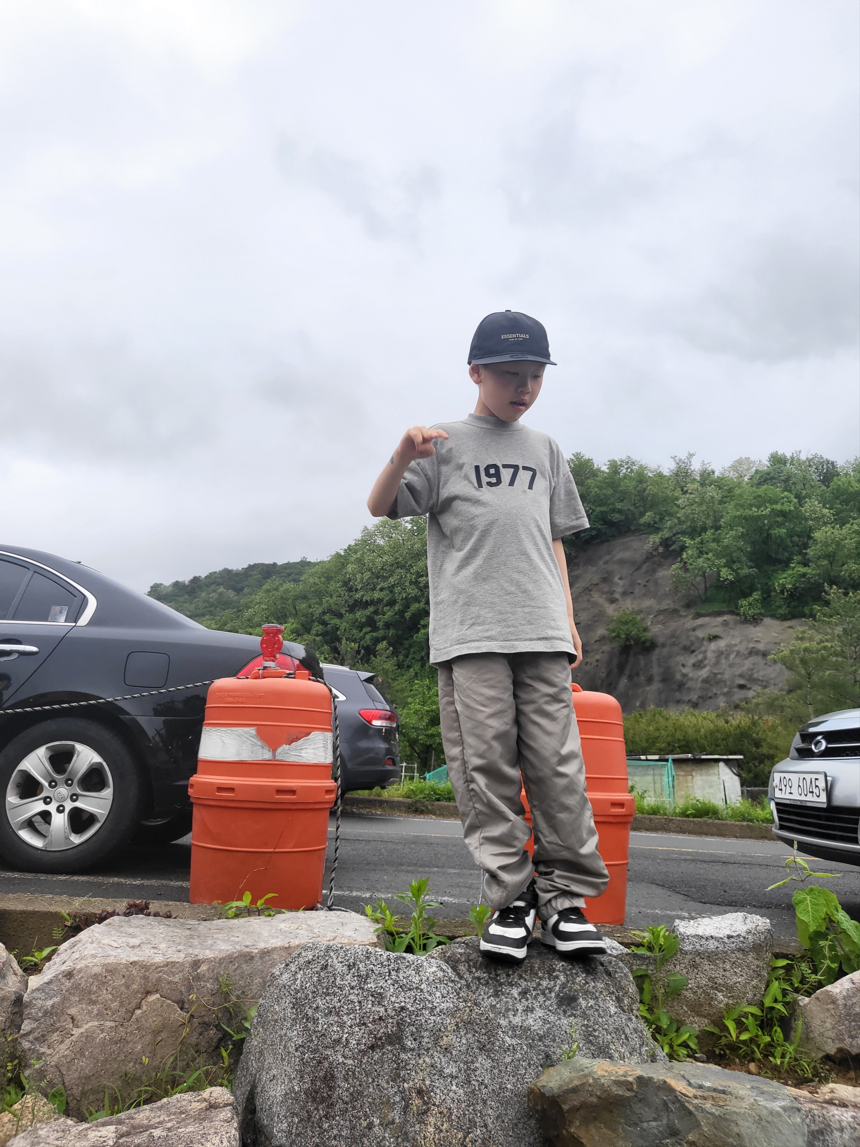 Essentials x New Era Retro Crown Strapback Black, (Kids) Essentials 1977 T-Shirt Dark Oatmeal - 22SS 착용 스타일