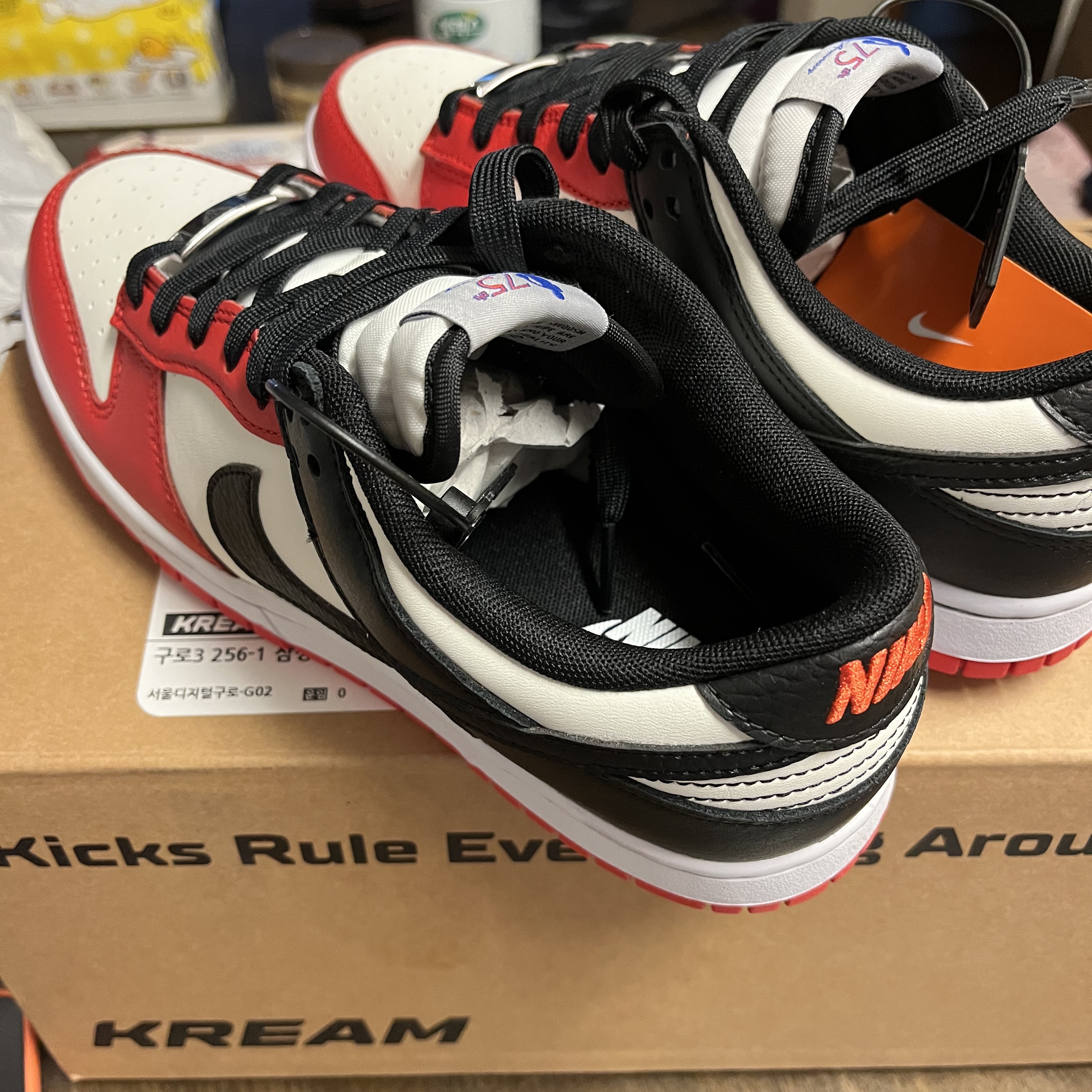 Nike x NBA Dunk Low Retro EMB Black and Chile Red 착용 스타일 - 2