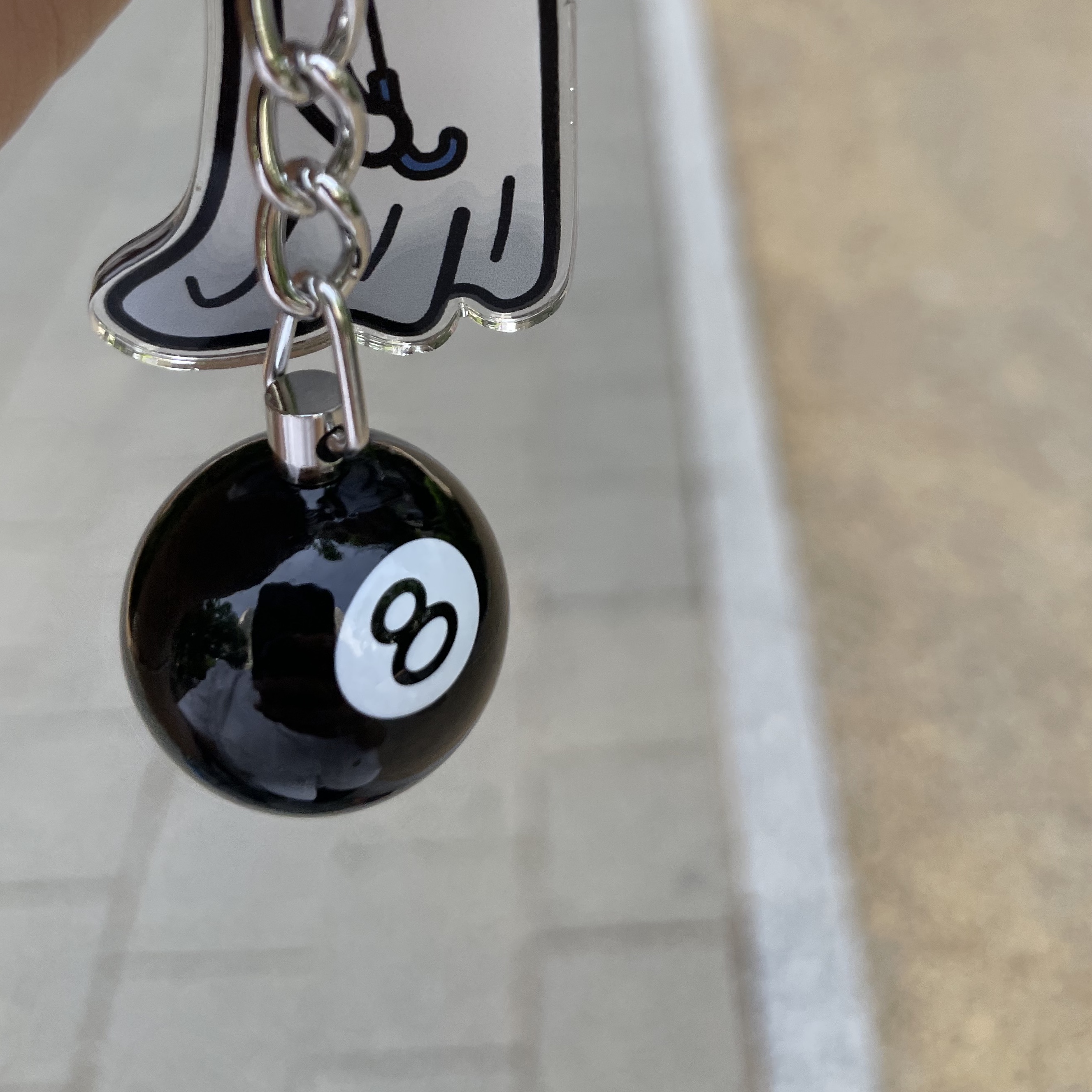 Stussy 8 Ball Keychain Black 착용 스타일 - 2