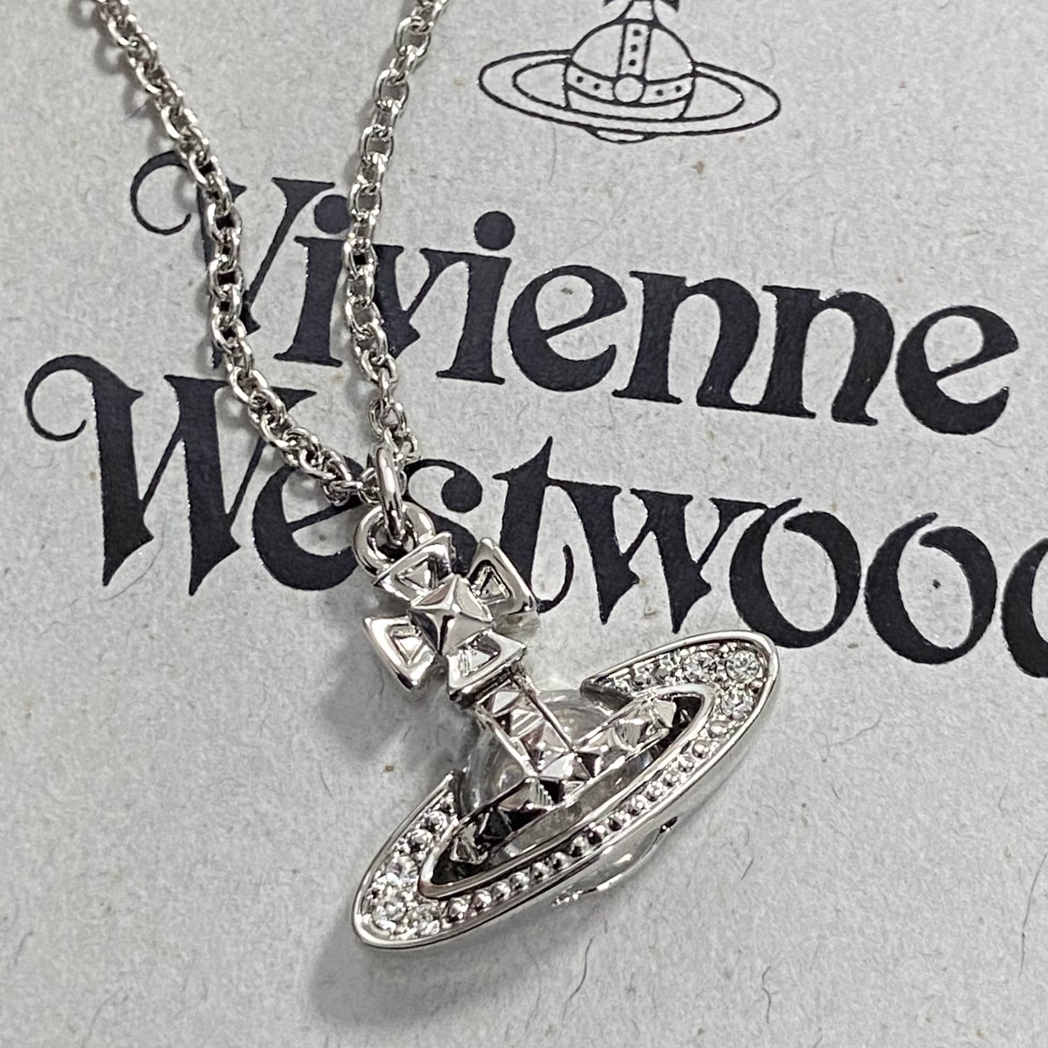 Vivienne Westwood Pina Small Bas Relief Pendant Silver 착용 스타일