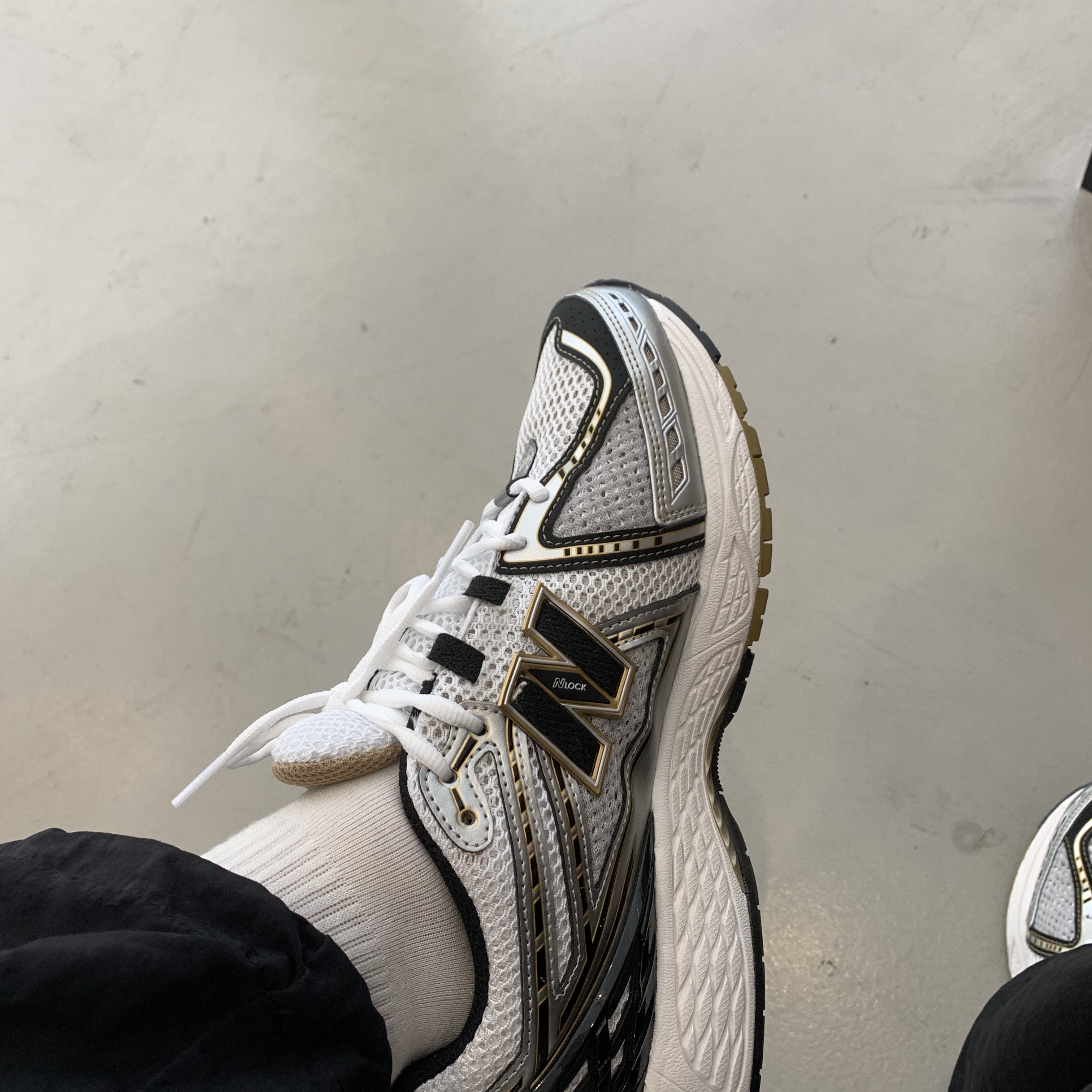 New Balance 1906R White Gold 착용 스타일