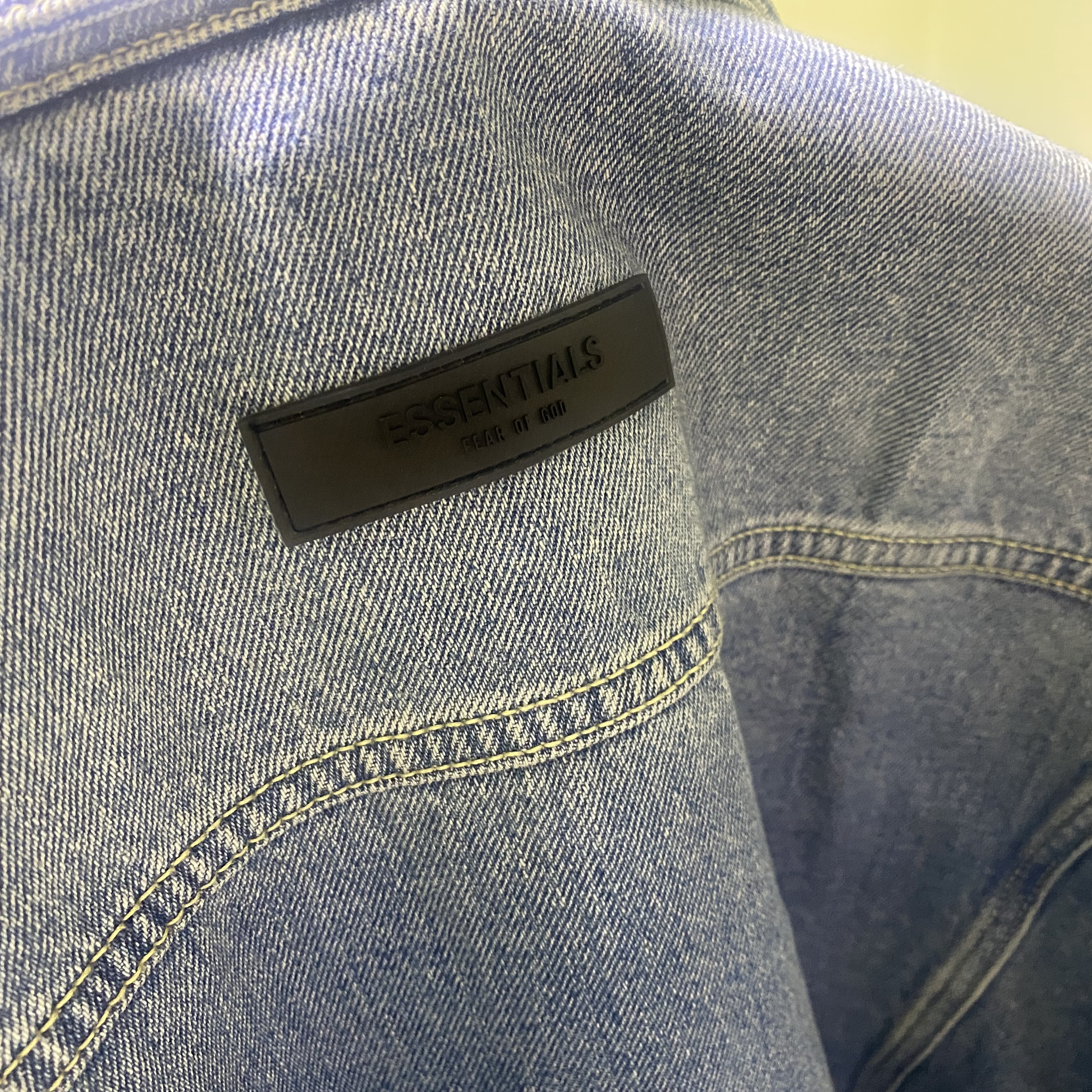 Essentials Trucker Jacket Indigo 착용 스타일 - 2