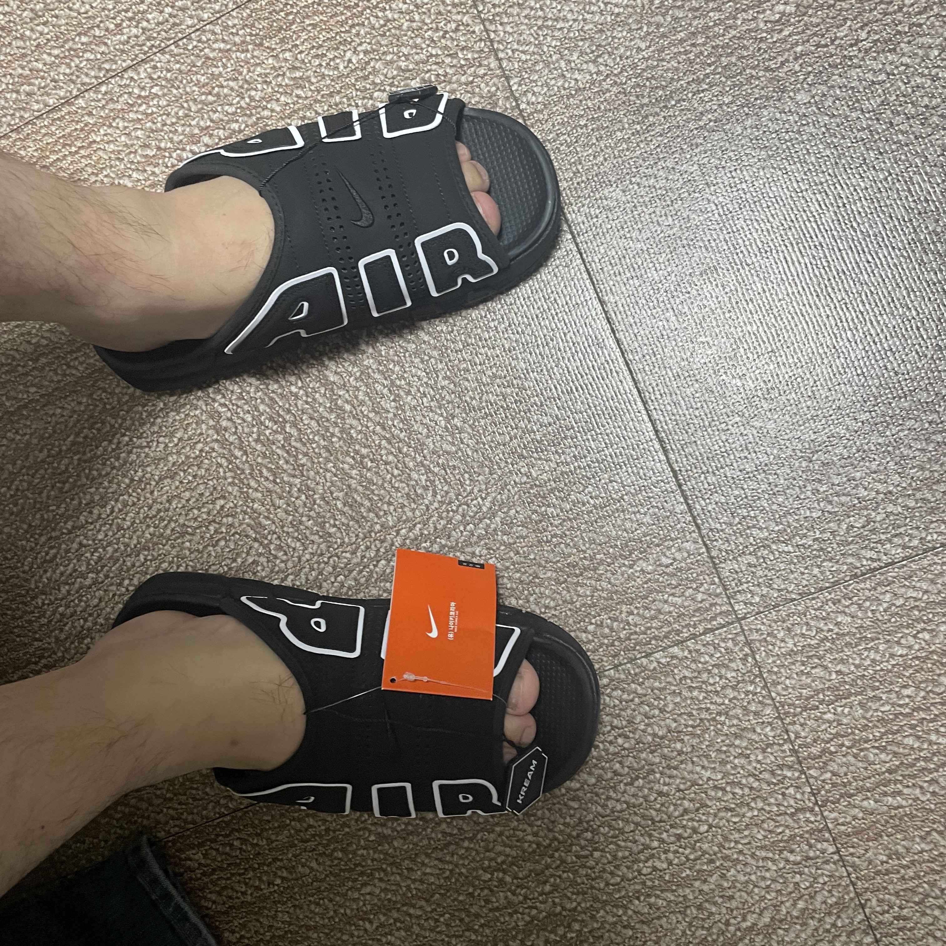 Nike Air More Uptempo Slide Black White 착용 스타일