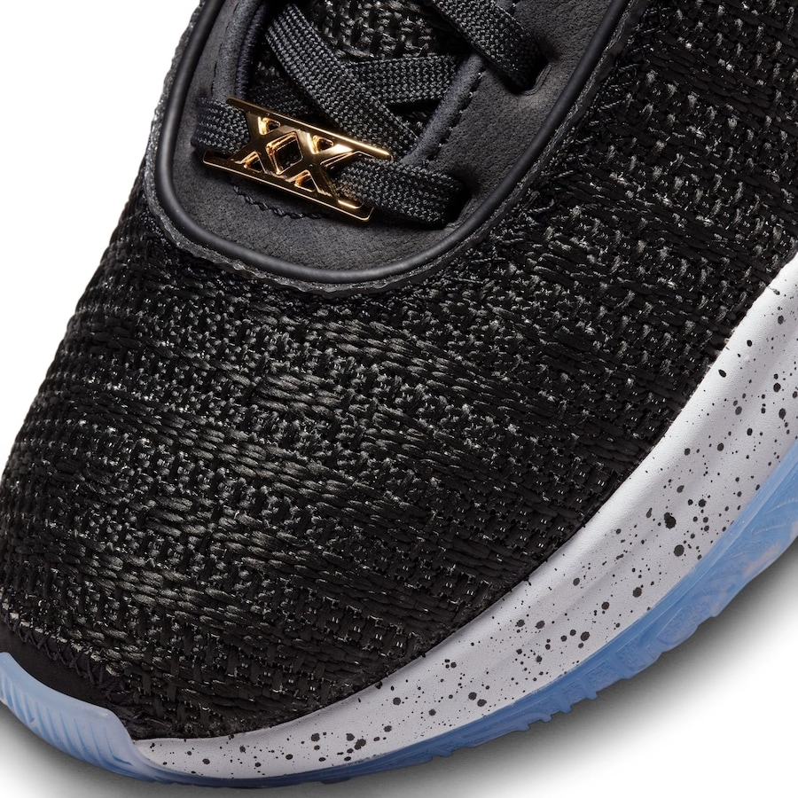 Nike LeBron XX EP Black Metallic Gold 착용 스타일 - 3