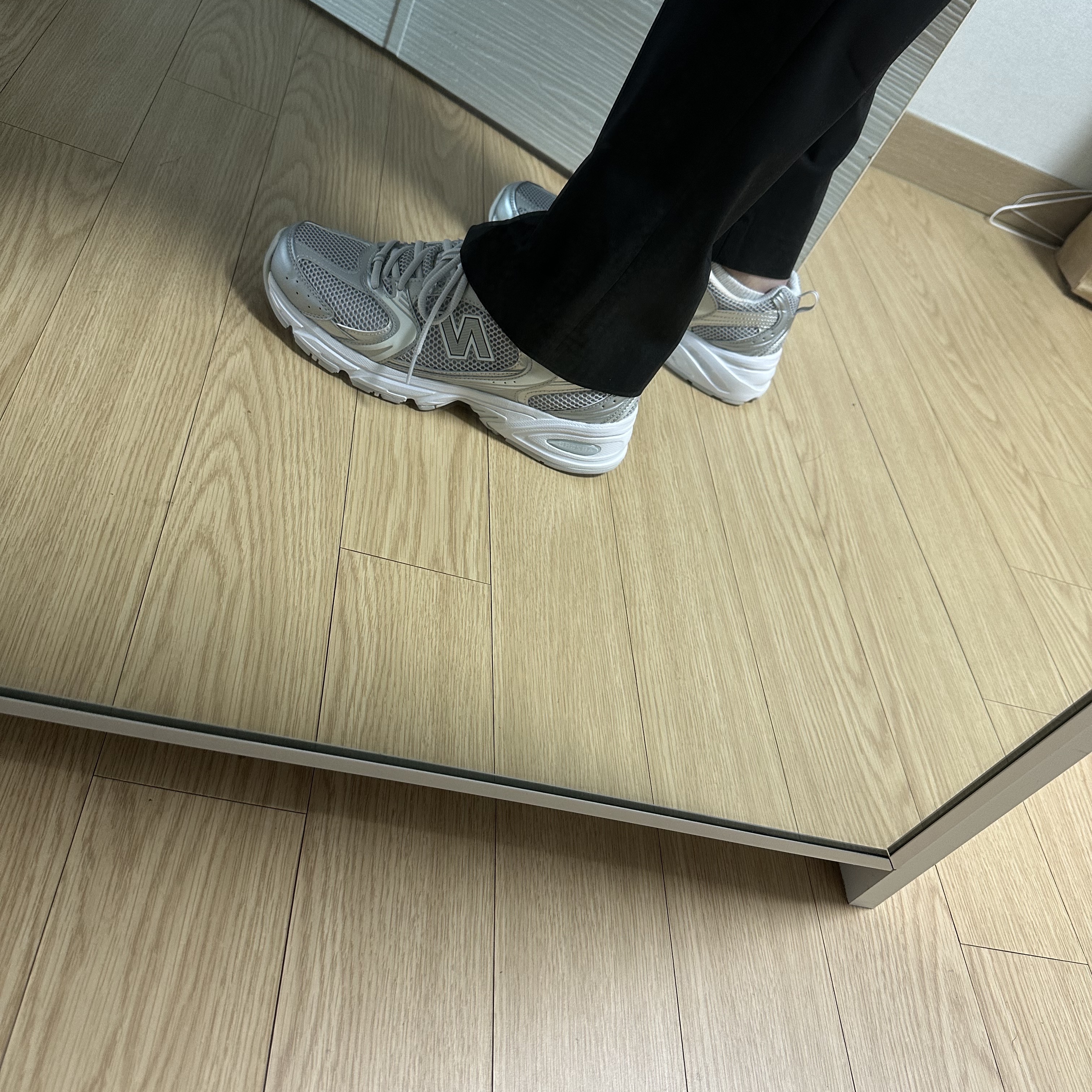 New Balance 530 Silver Grey 착용 스타일