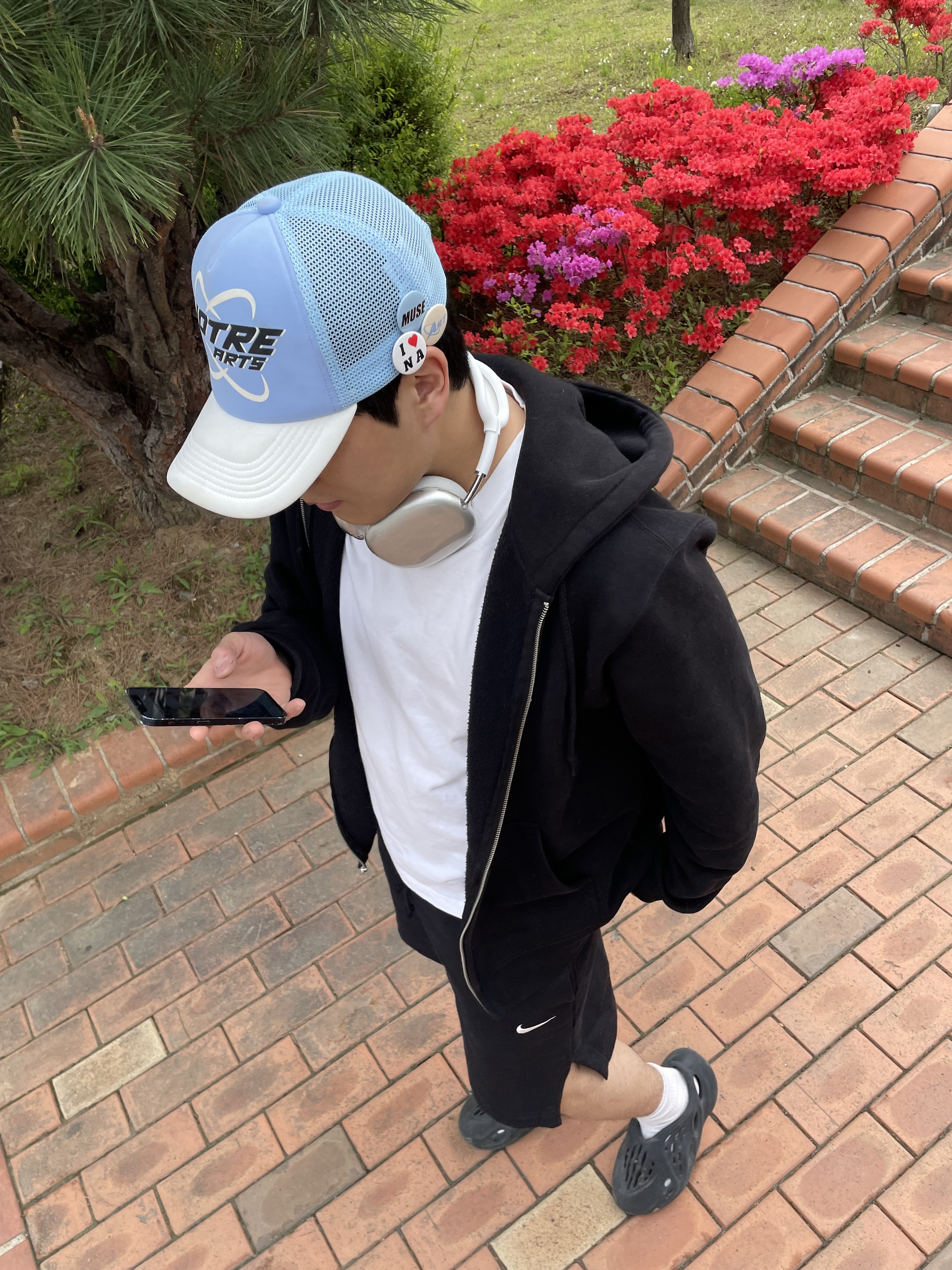 Adidas Yeezy Foam RNNR Mineral Blue, Apple AirPods Max Lightning Silver (Korean Ver.) 착용 스타일 - 1