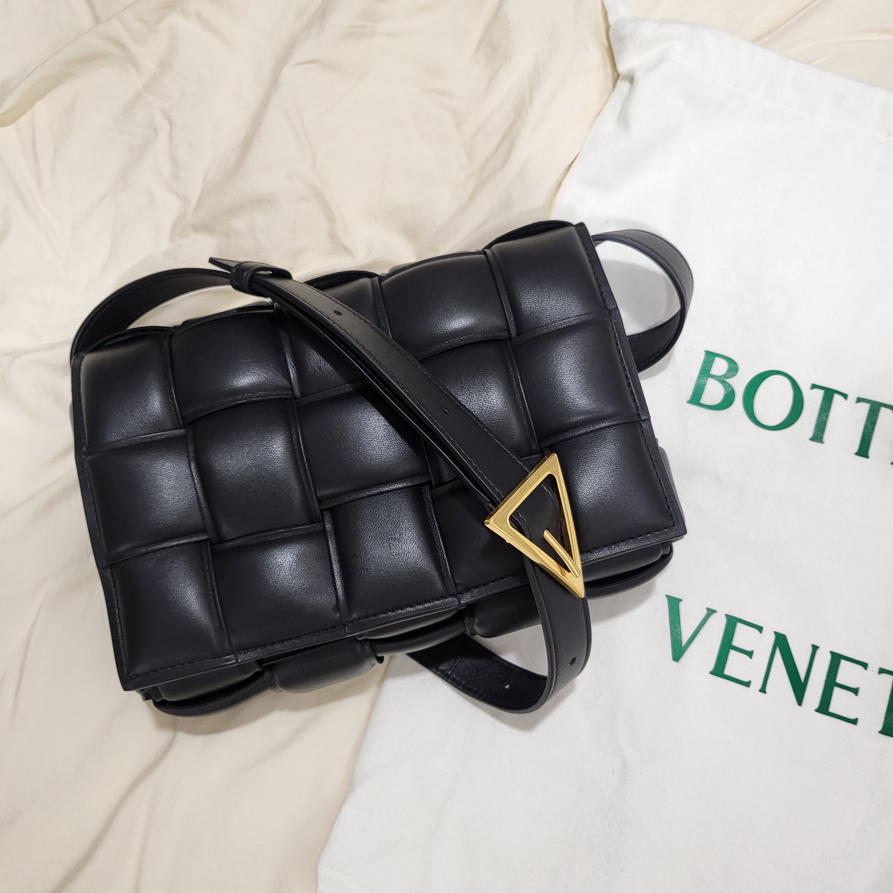 Bottega Veneta Padded Leather Cassette Black 착용 스타일