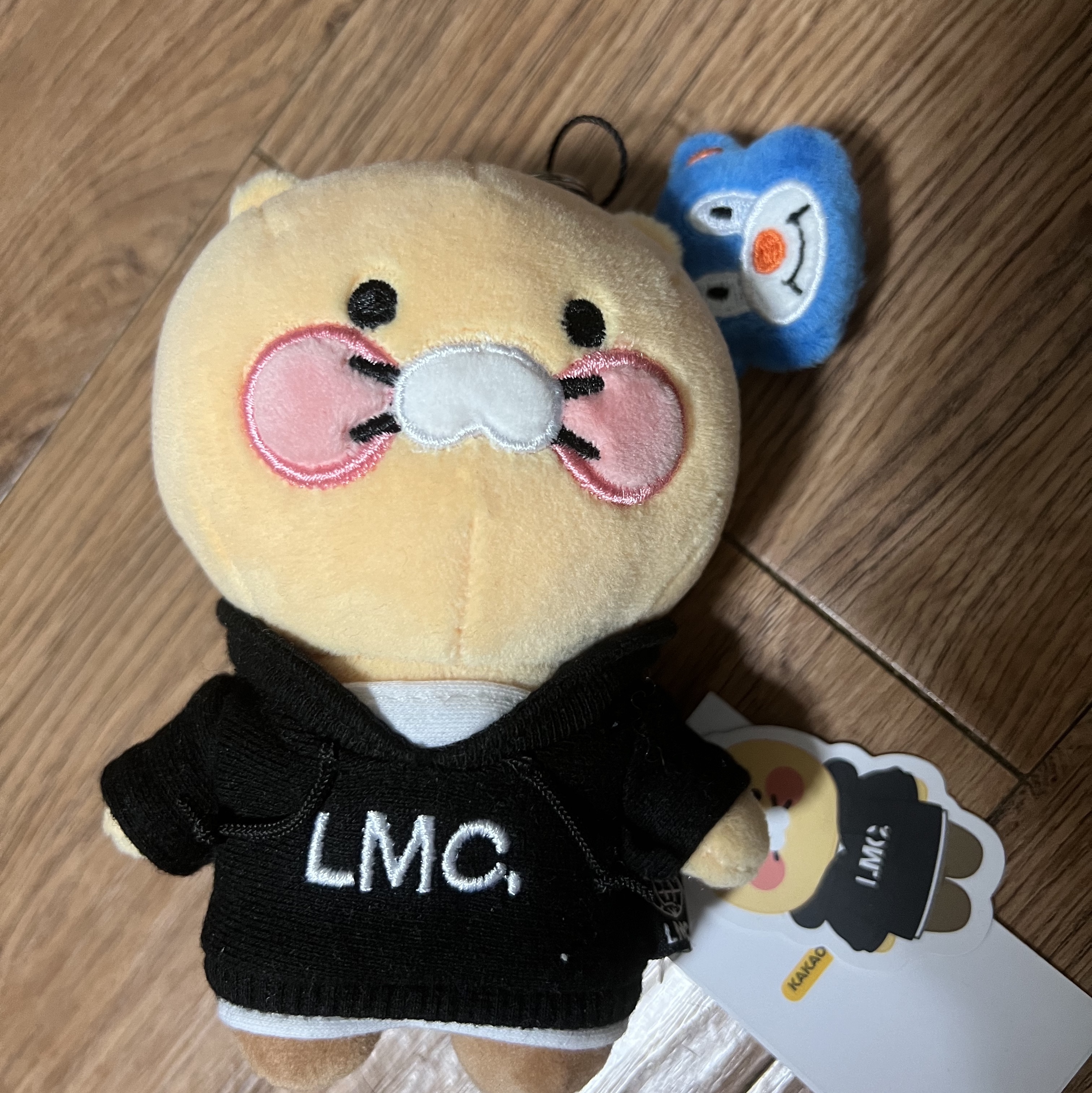 Kakao x LMC Choonsik Keyring Black 착용 스타일