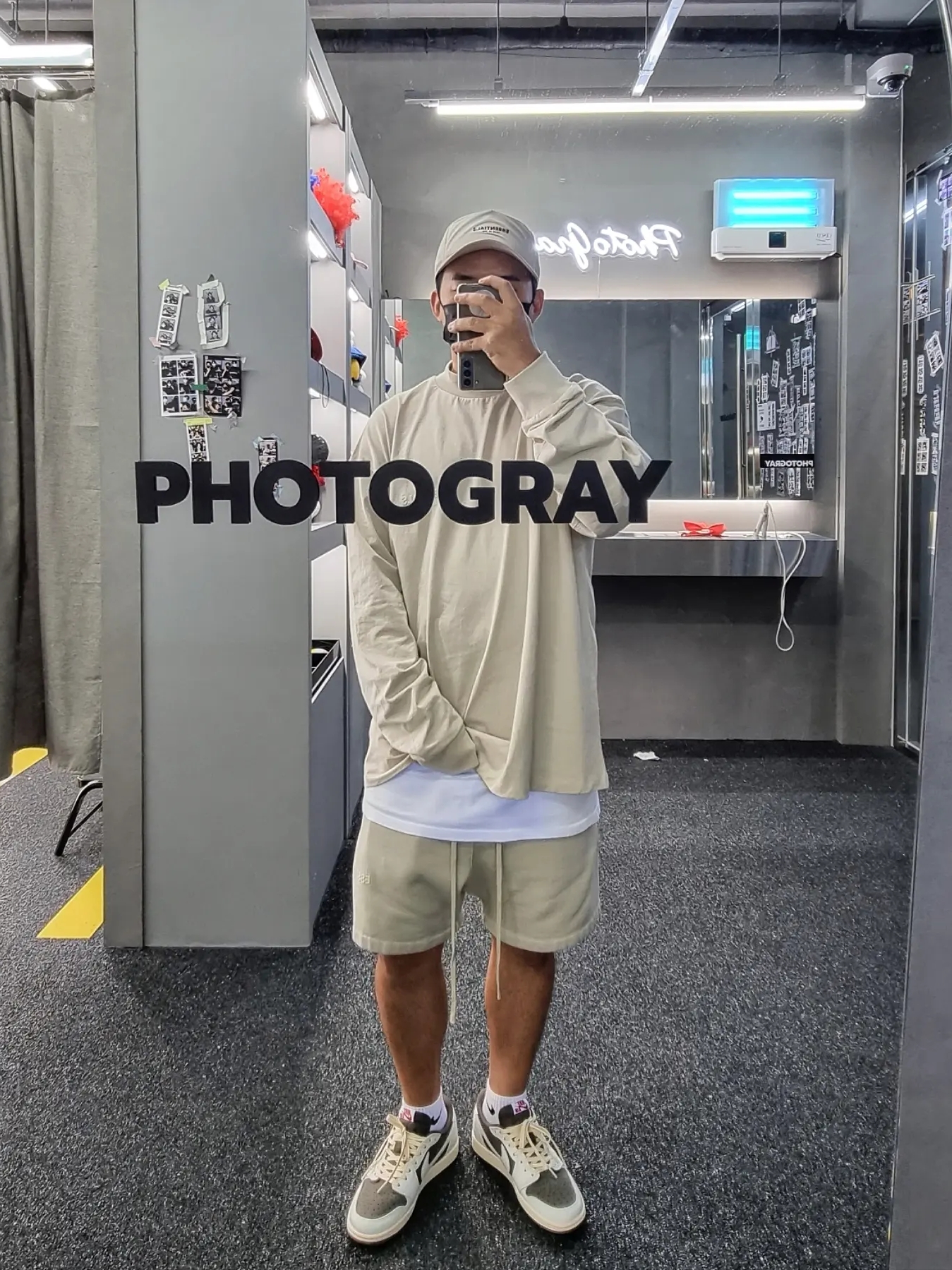 Jordan 1 x Travis Scott Retro Low OG SP Sail and Ridgerock 착용 스타일