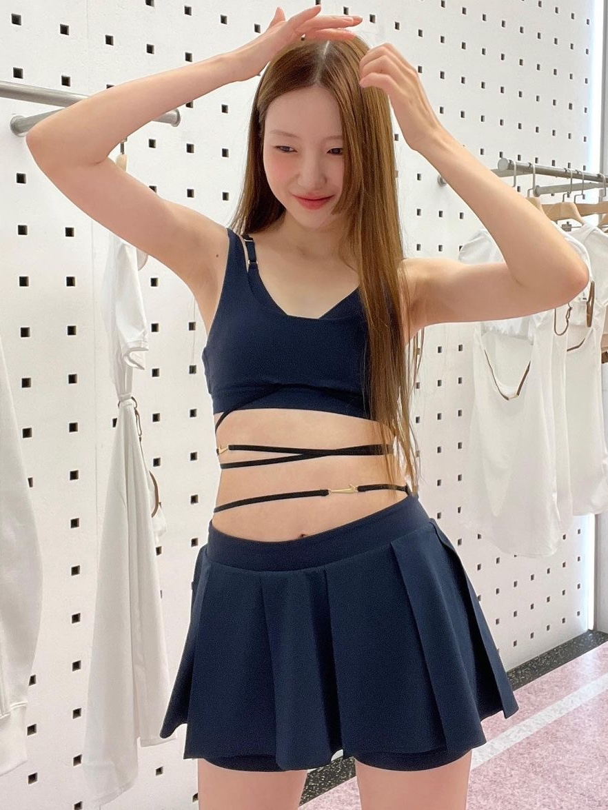 (W) Nike x Jacquemus NRG Light Support Sports Bra Dark Obsidian - Asia, (W) Nike x Jacquemus NRG Pleated Mini Skirt Dark Obsidian - Asia 착용 스타일