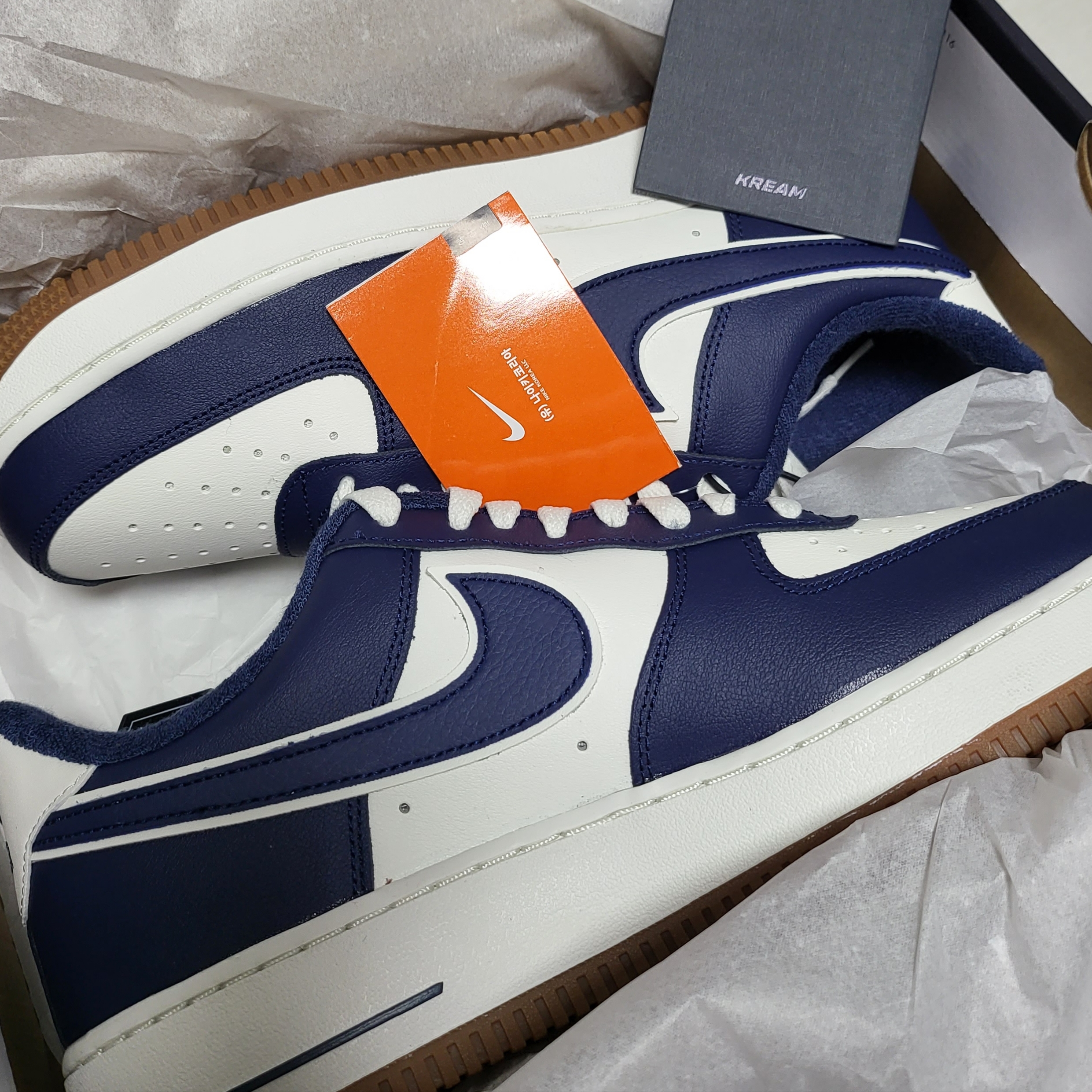 Nike Air Force 1 '07 LV8 Midnight Navy 착용 스타일