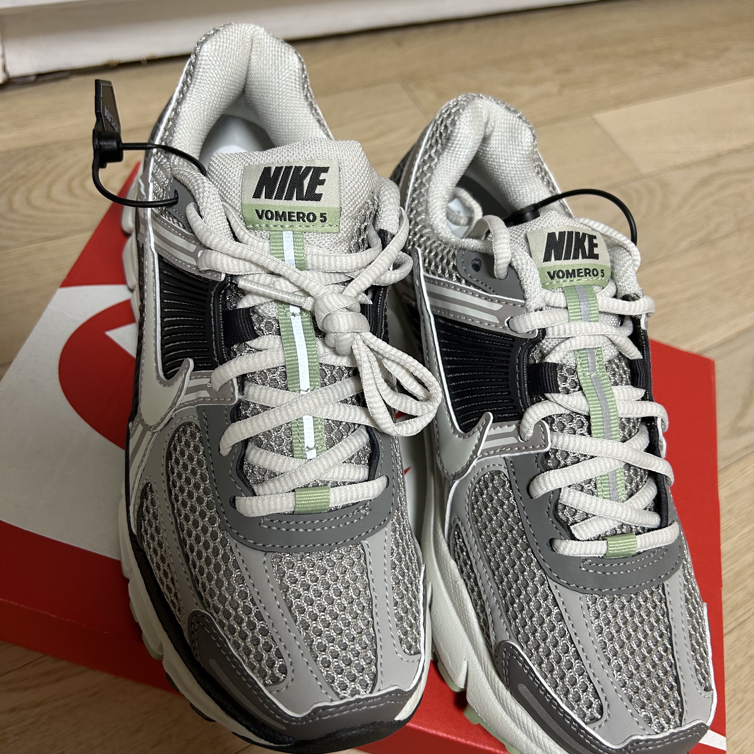 (W) Nike Zoom Vomero 5 Cobblestone and Flat Pewter 착용 스타일