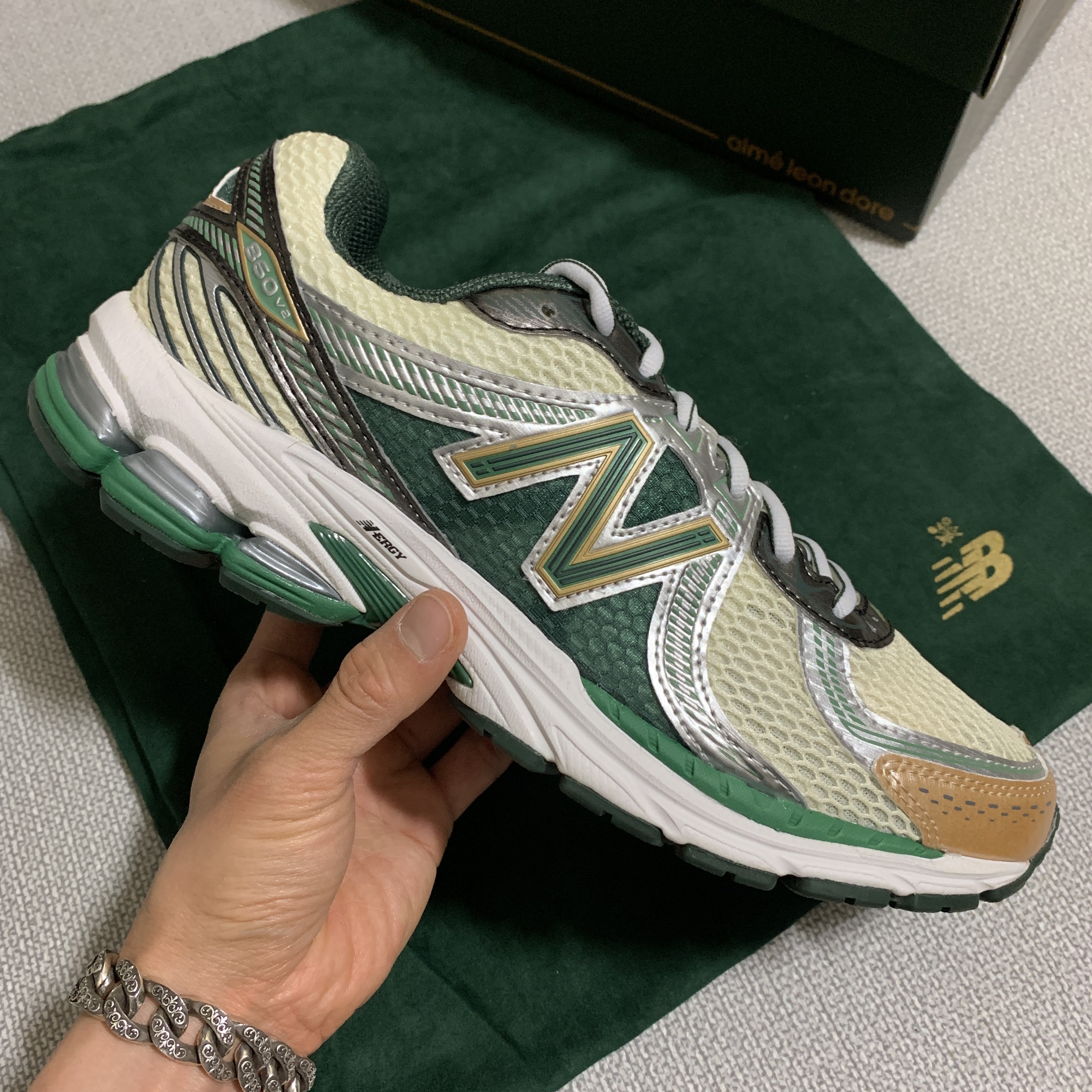 New Balance x Aime Leon Dore 860v2 Green 착용 스타일 - 2
