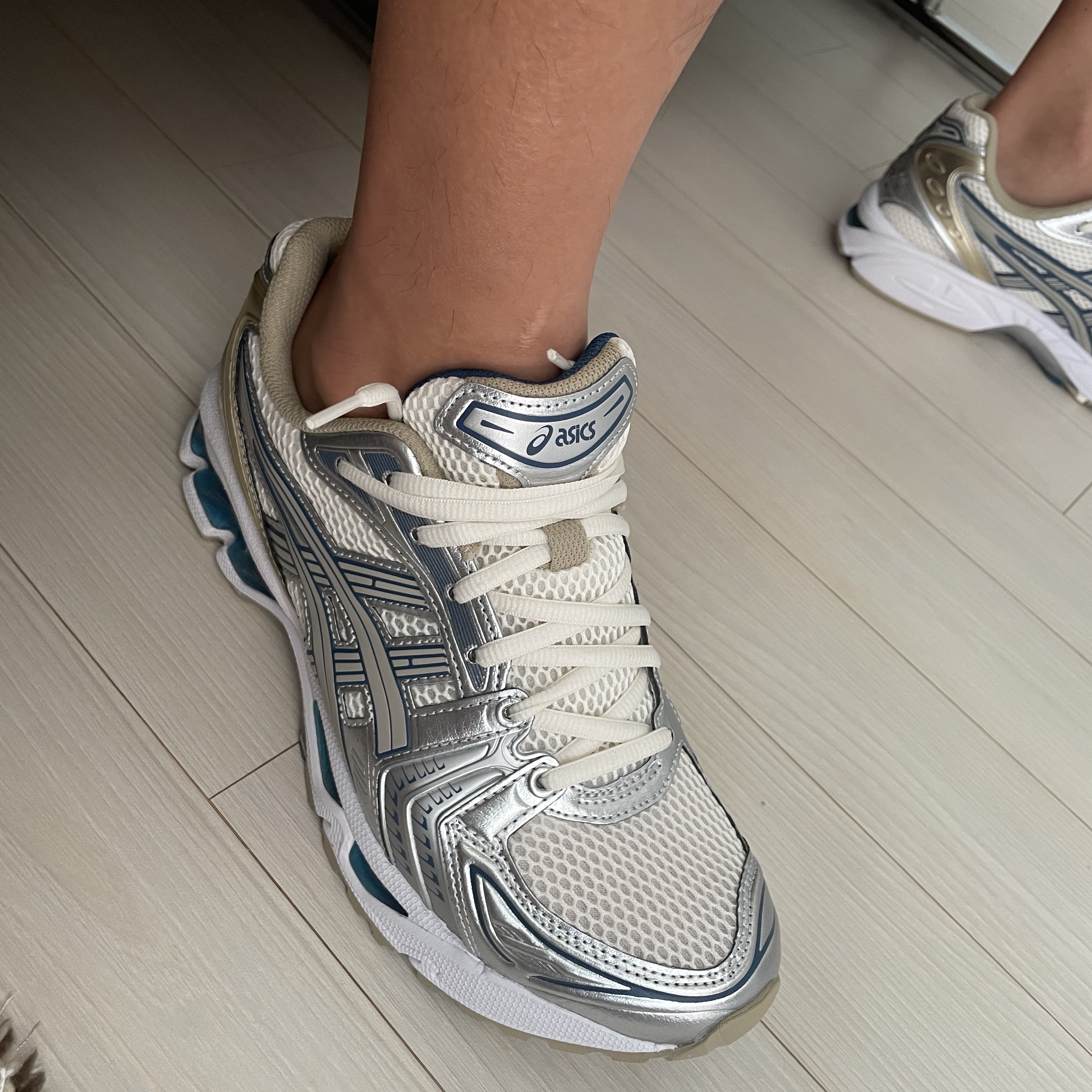 Asics Gel-Kayano 14 Cream Pure Silver 착용 스타일
