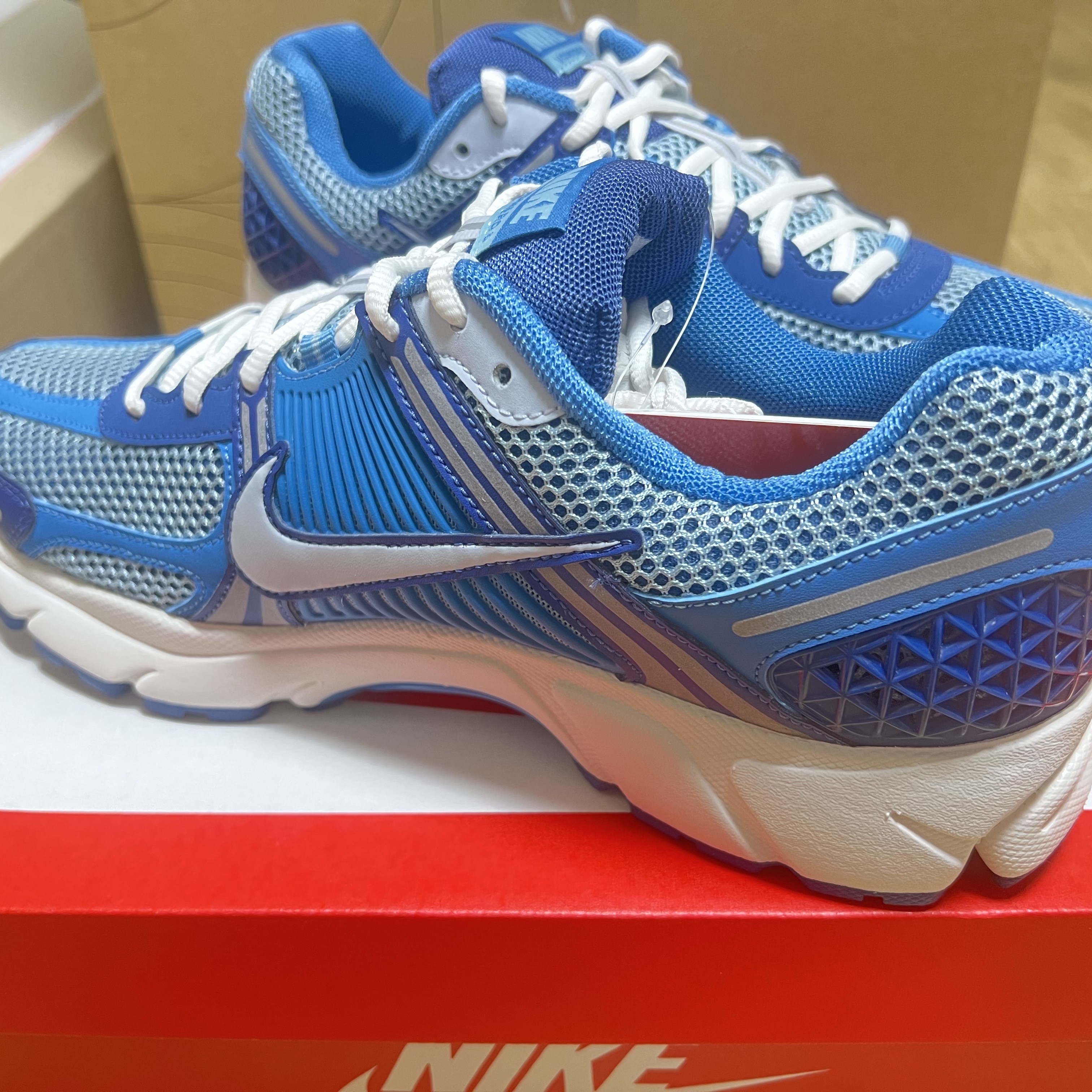 Nike Zoom Vomero 5 Mystic Navy and Worn Blue 착용 스타일