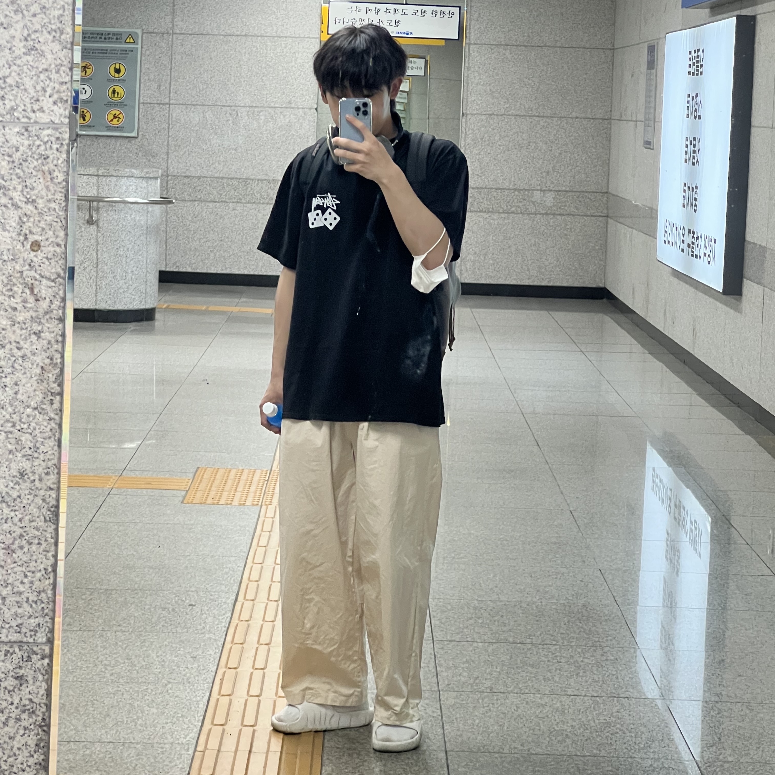 Stussy Dice Pigment Dyed T-Shirt Black 2023, Adidas Adilette 22 Crystal White 착용 스타일