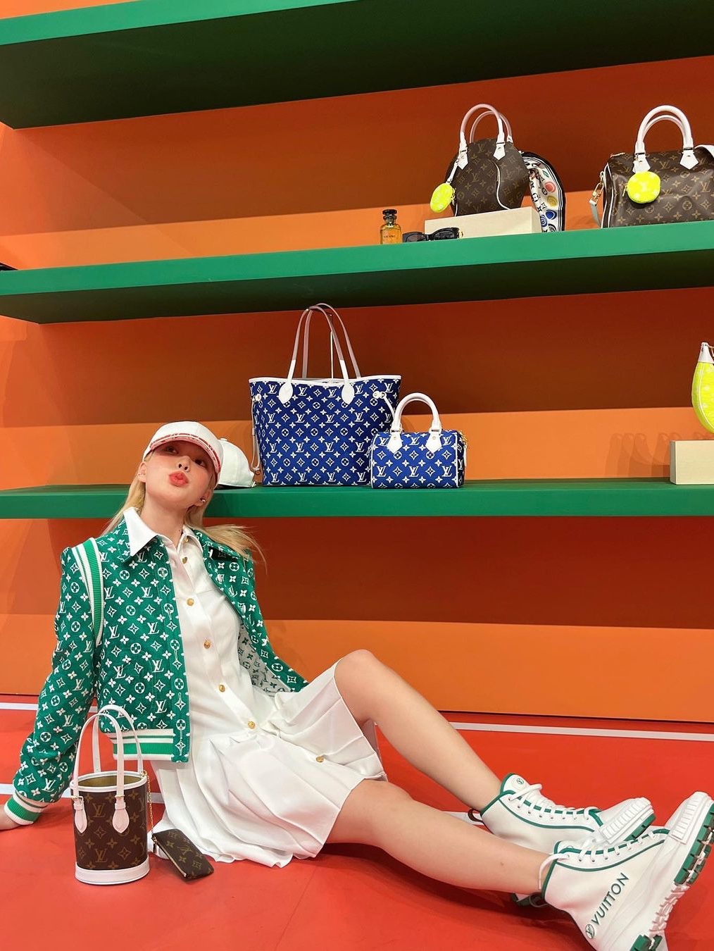 Louis Vuitton Nano Bucket Bag White 착용 스타일