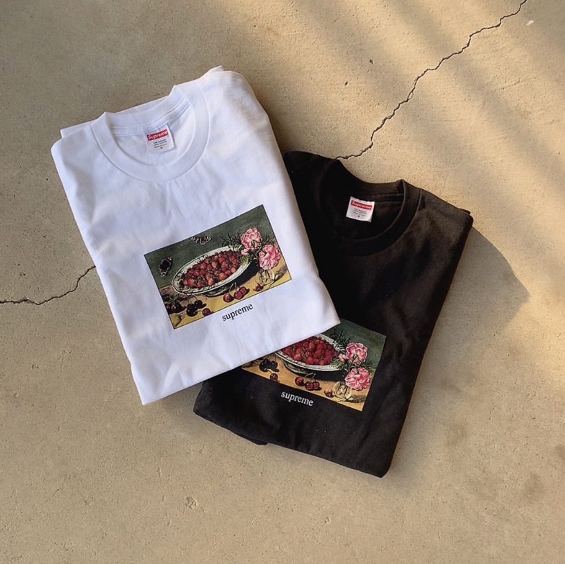 Supreme Strawberries T-Shirt Black - 23SS, Supreme Strawberries T-Shirt White - 23SS 착용 스타일